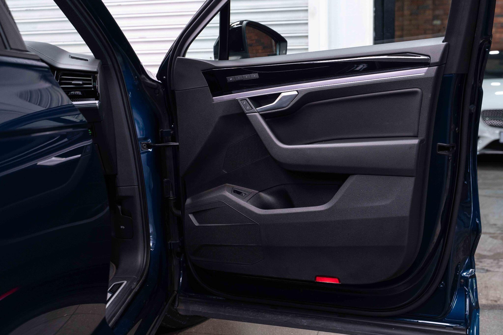 Volkswagen Touareg - Image 19