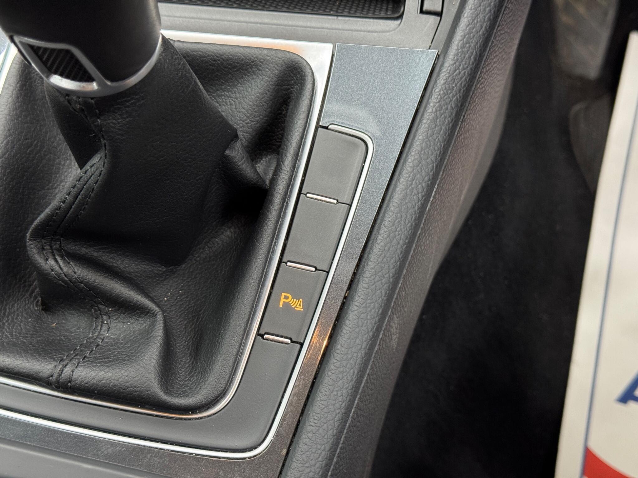 Volkswagen Golf - Image 27