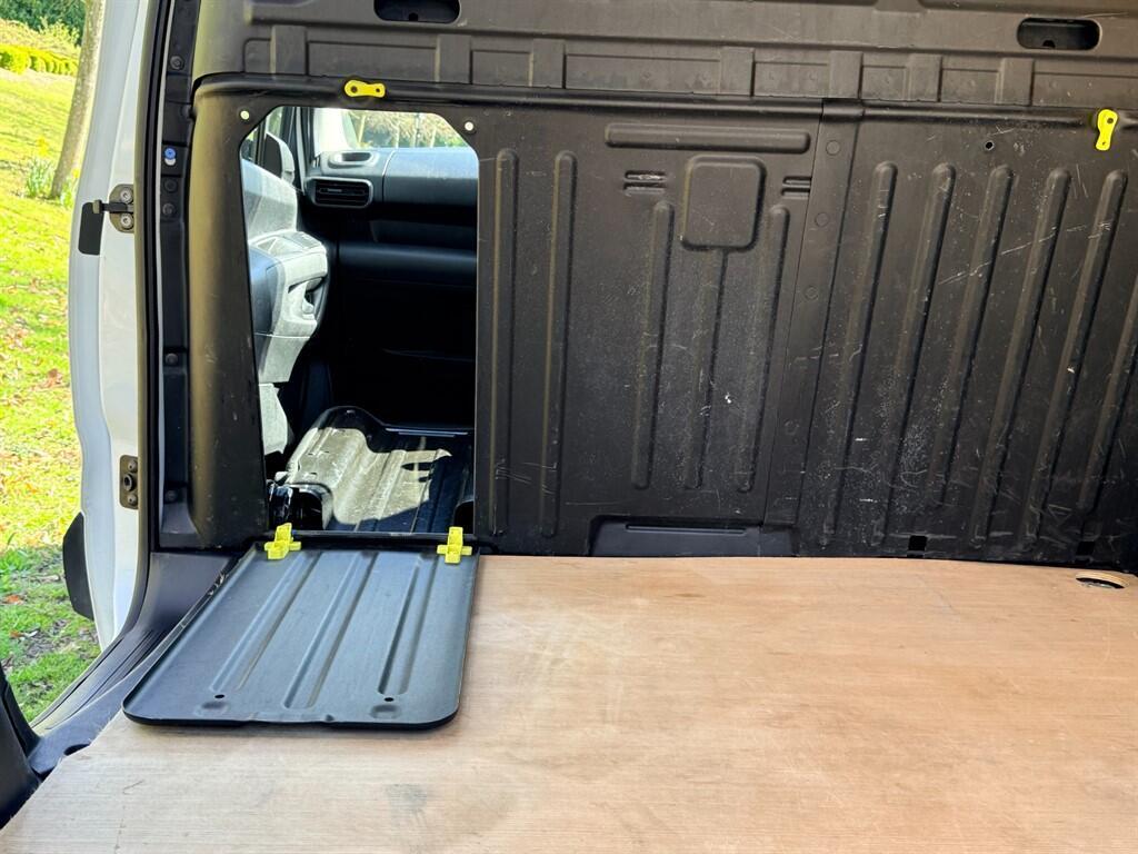 Vauxhall Combo - Image 14