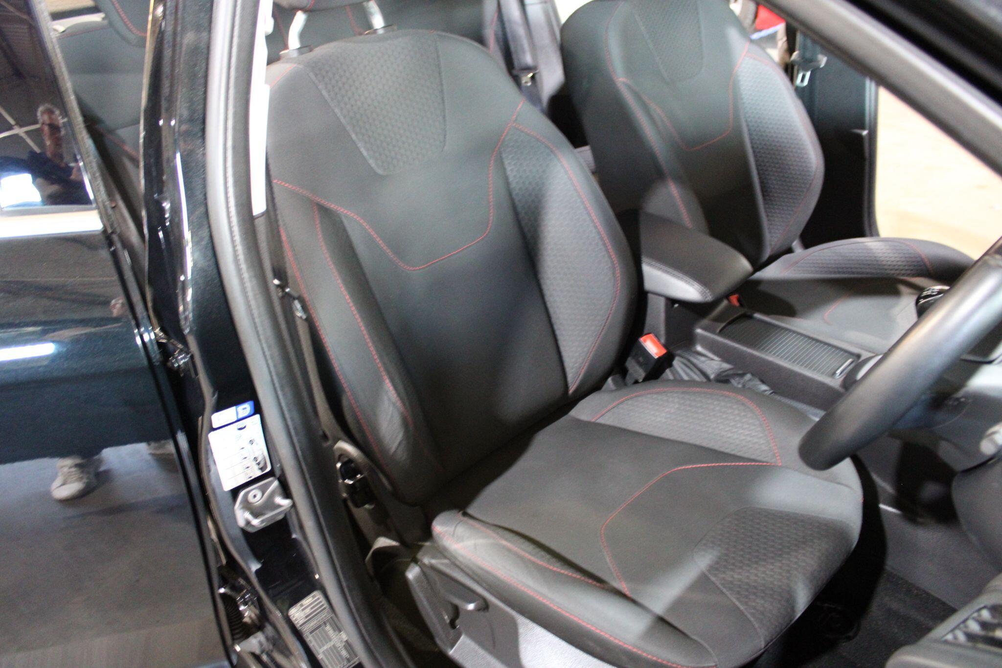 Ford Focus - Image 20