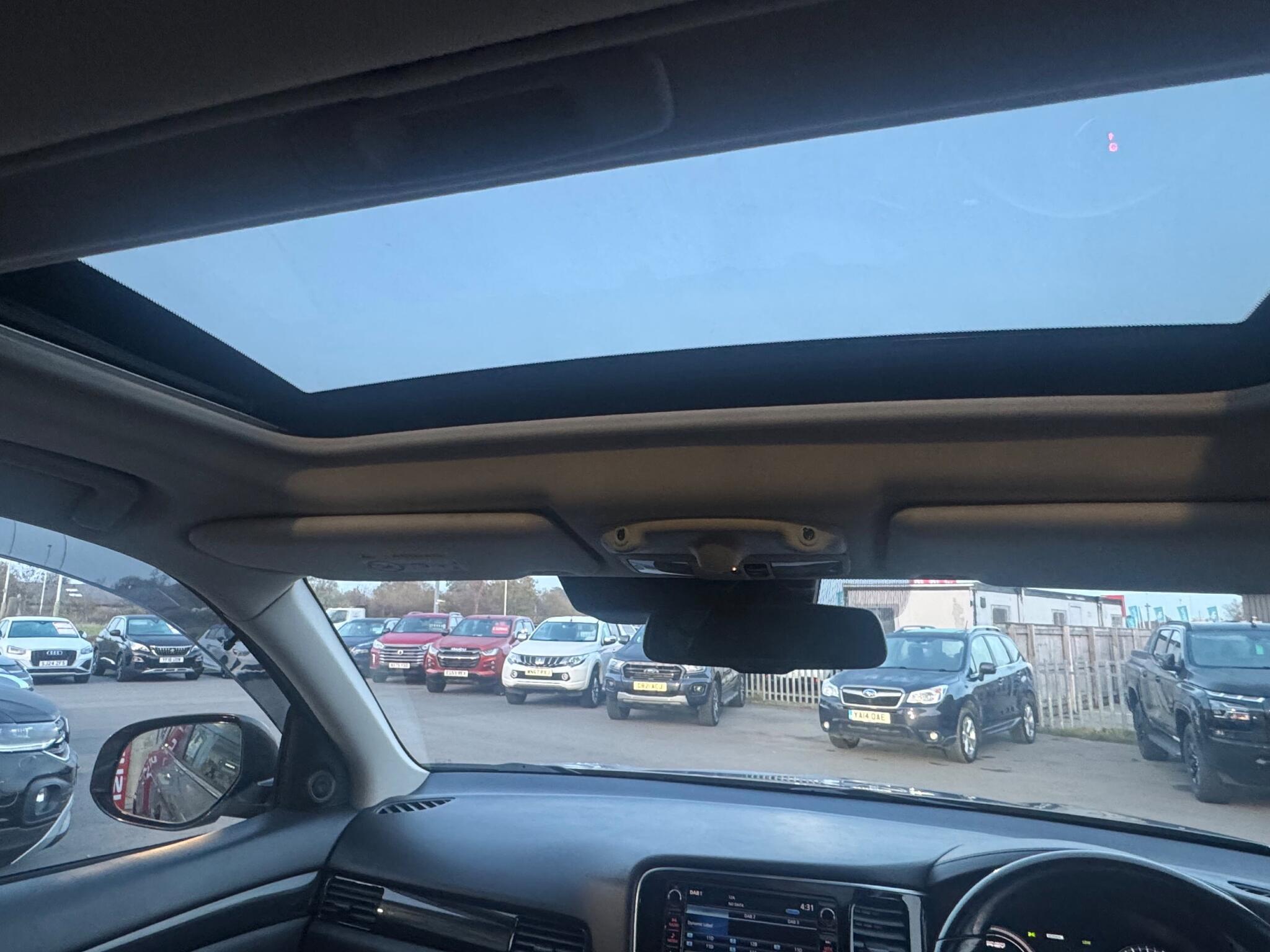 Mitsubishi Outlander - Image 18