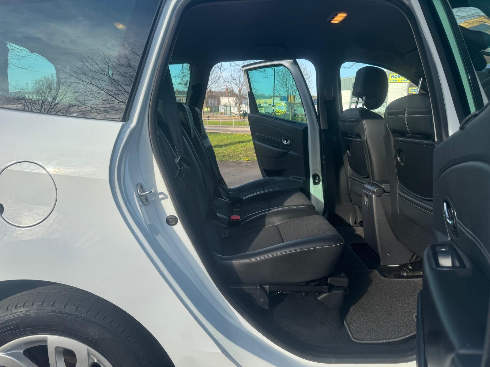 Renault Grand Scenic - Image 24