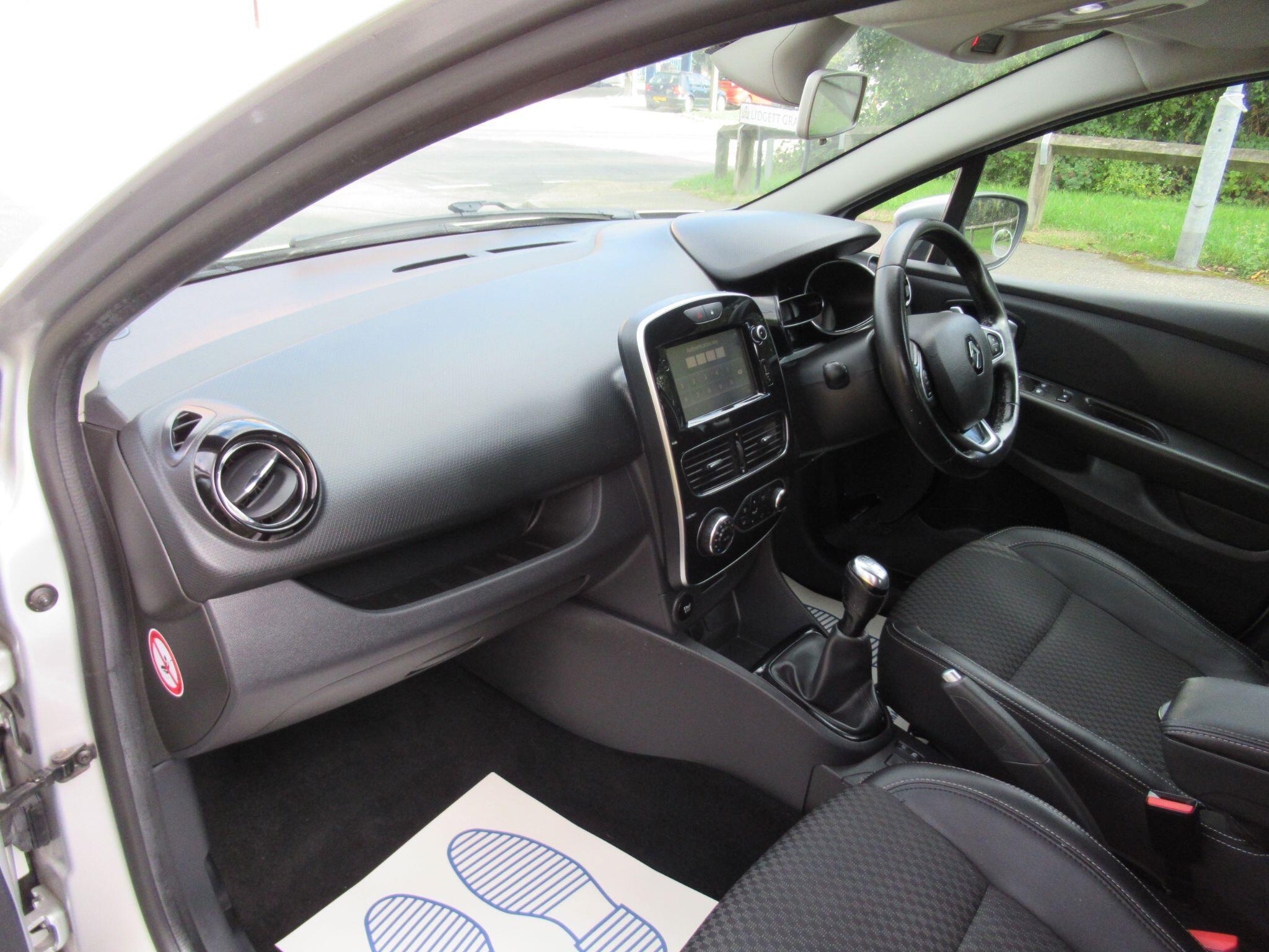 Renault Clio - Image 11