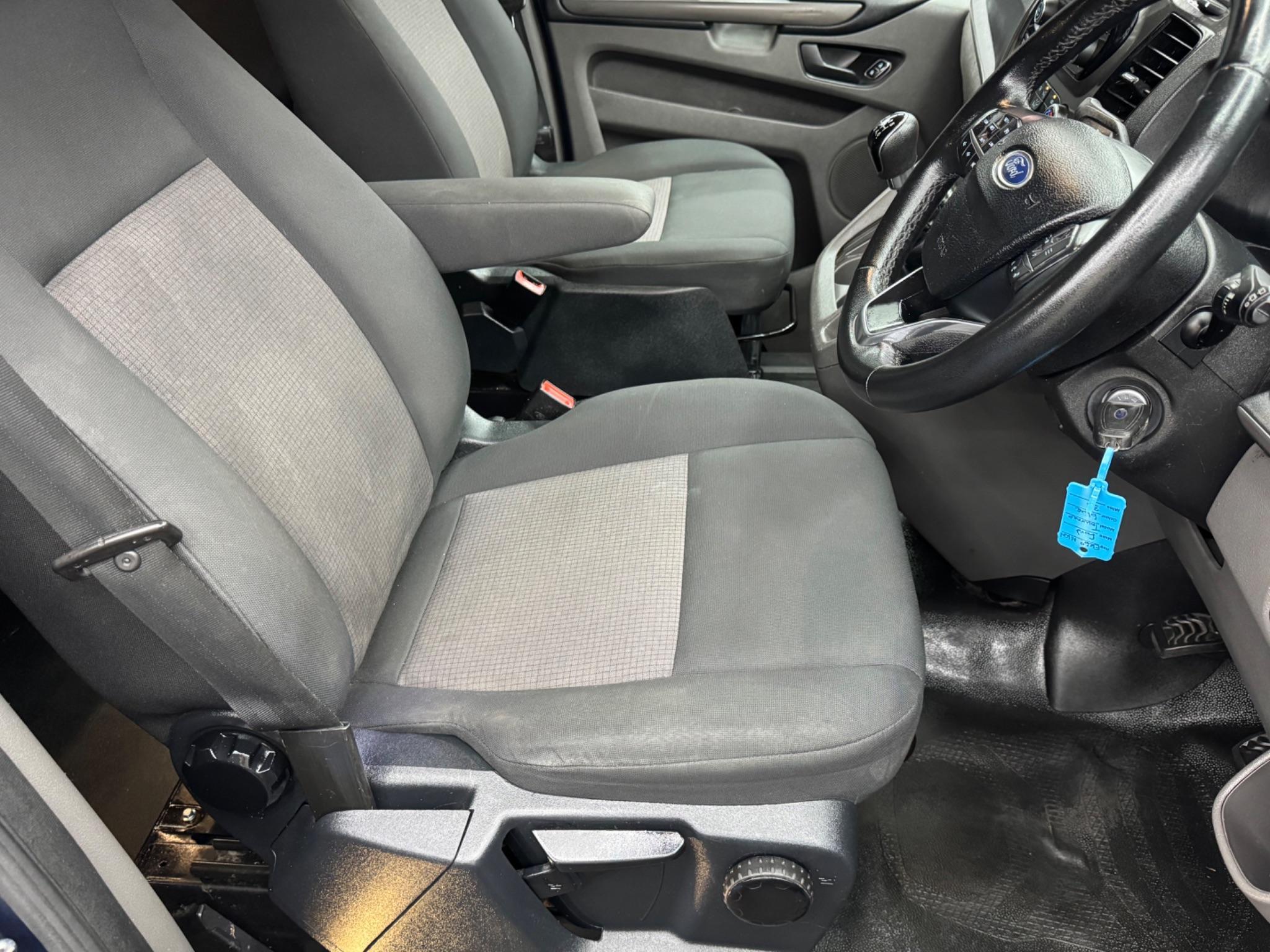 Ford TOURNEO CUSTOM - Image 13