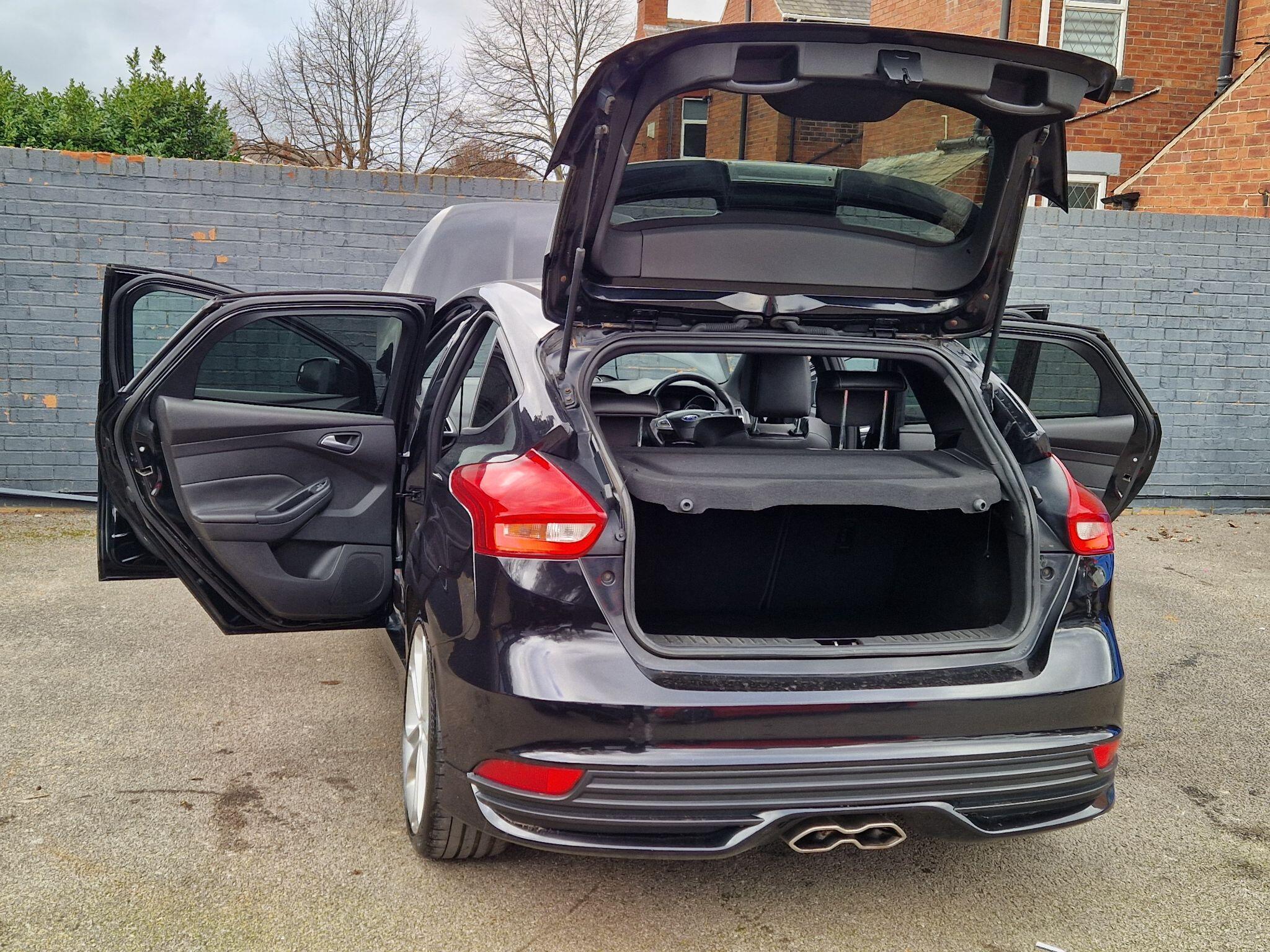 Ford Focus - Image 19