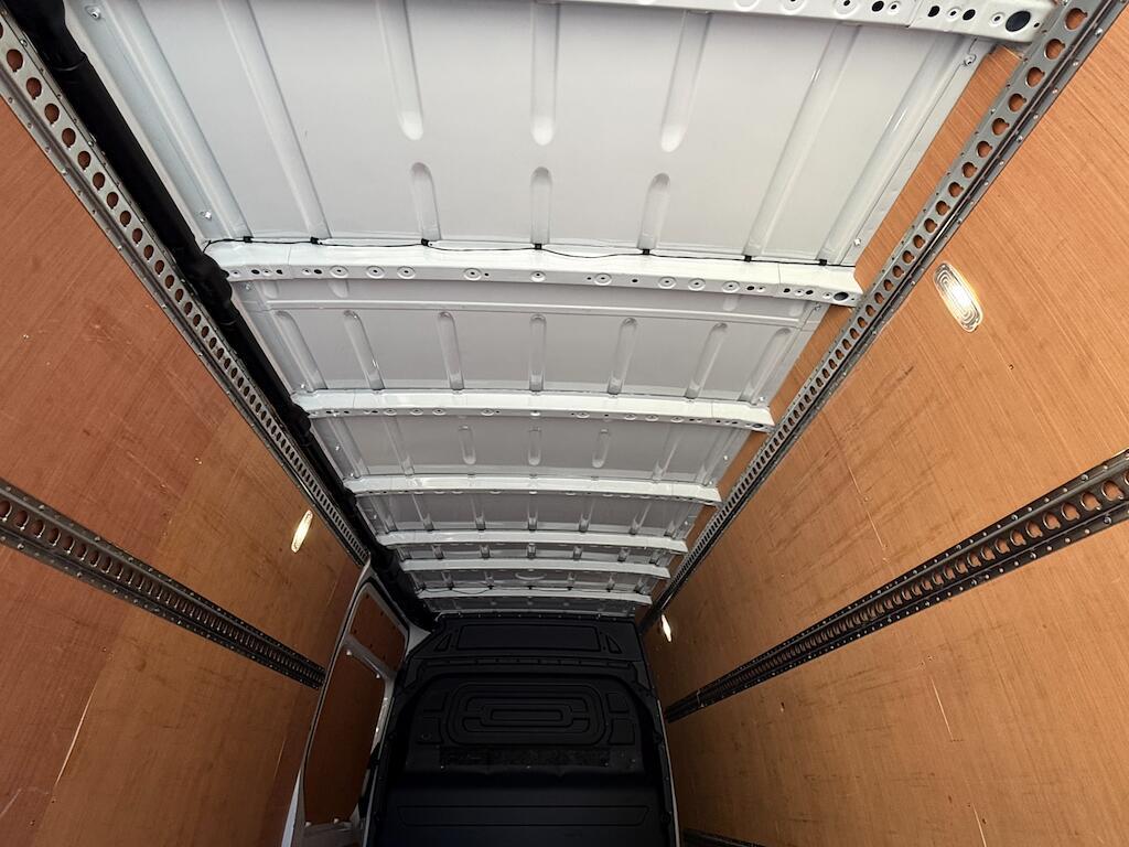 Mercedes Sprinter - Image 9