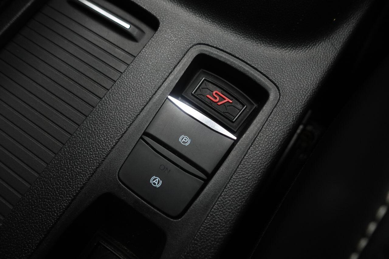 Ford Focus - Image 42