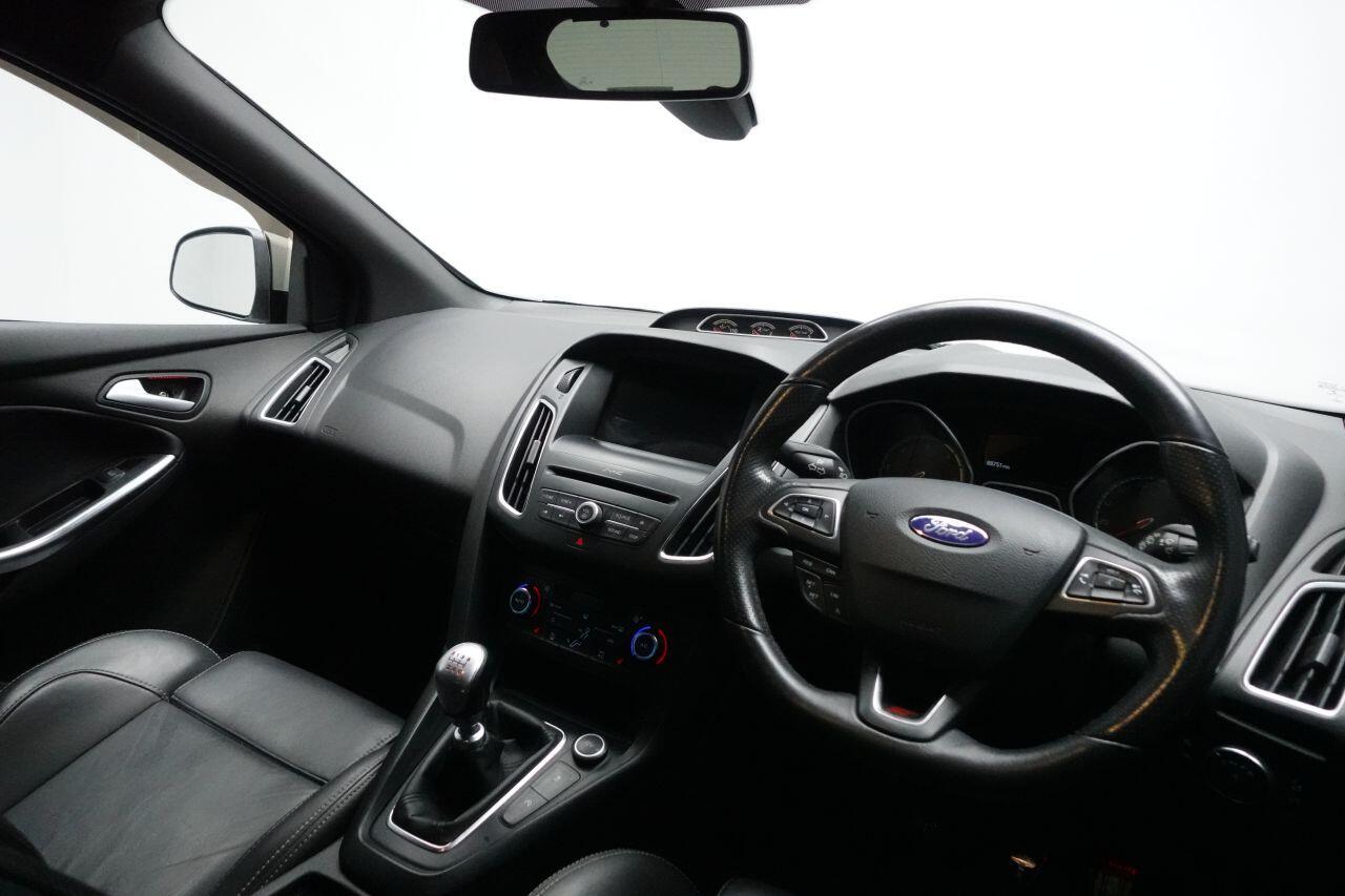 Ford Focus - Image 24