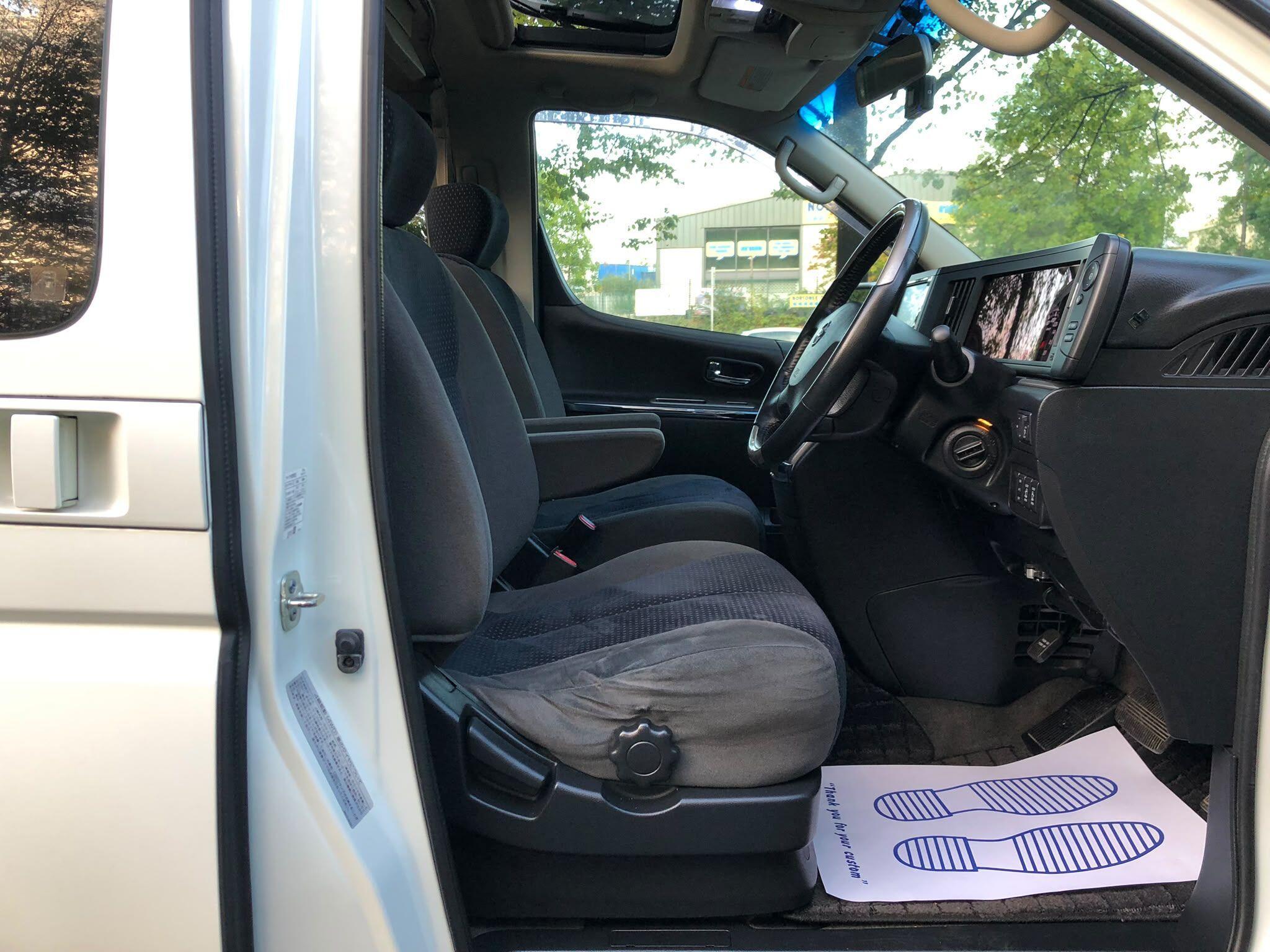 Nissan Elgrand - Image 17