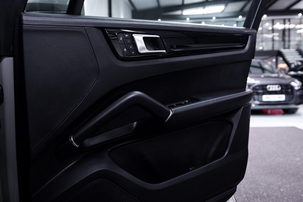 Porsche Cayenne - Image 38