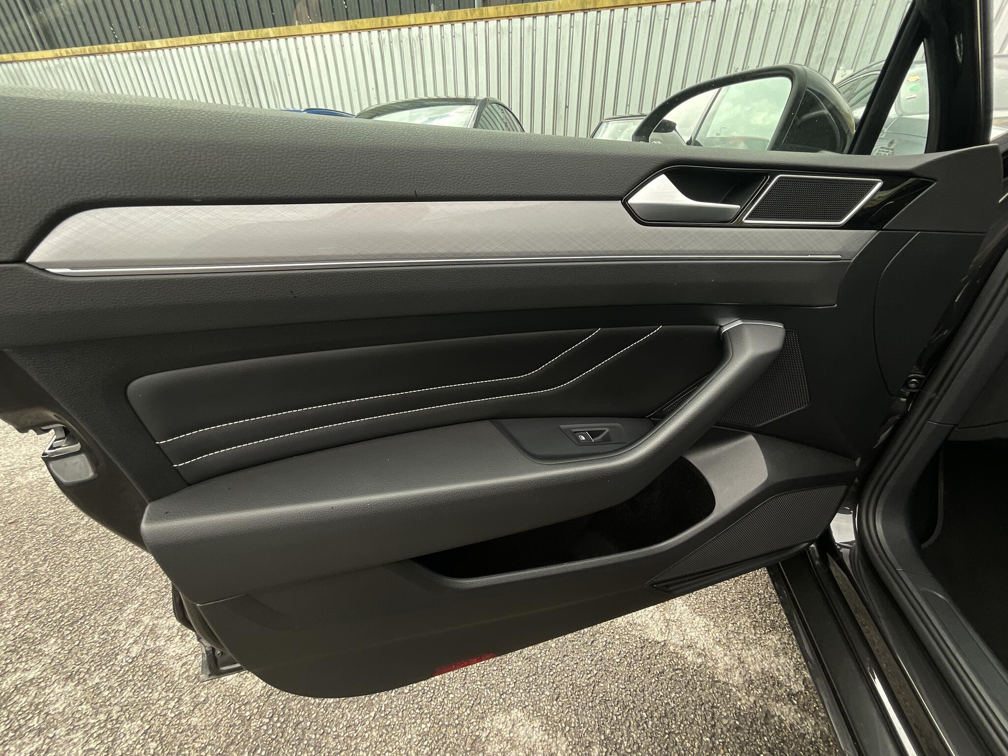 Volkswagen Passat - Image 20