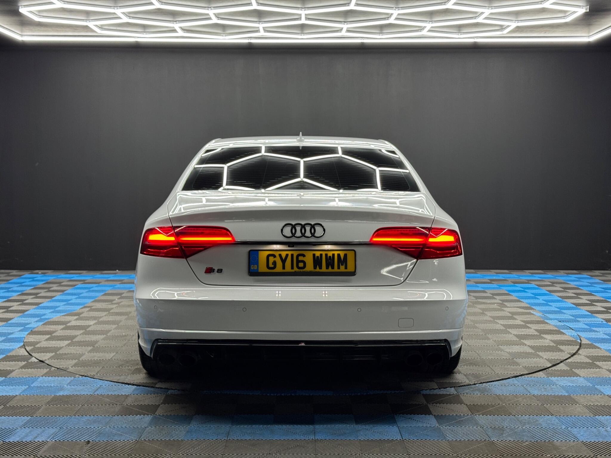 Audi S8 - Image 6