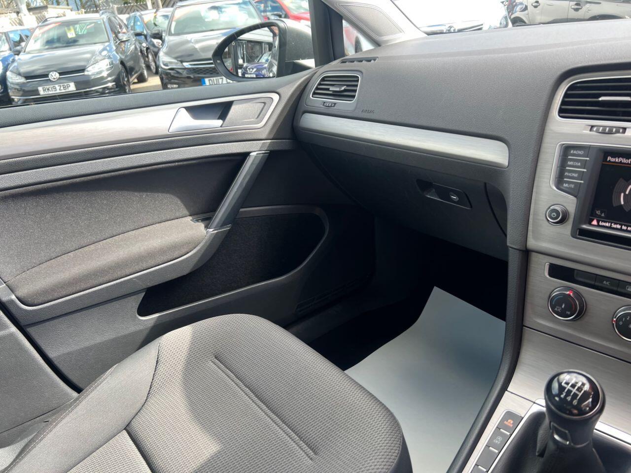 Volkswagen Golf - Image 30