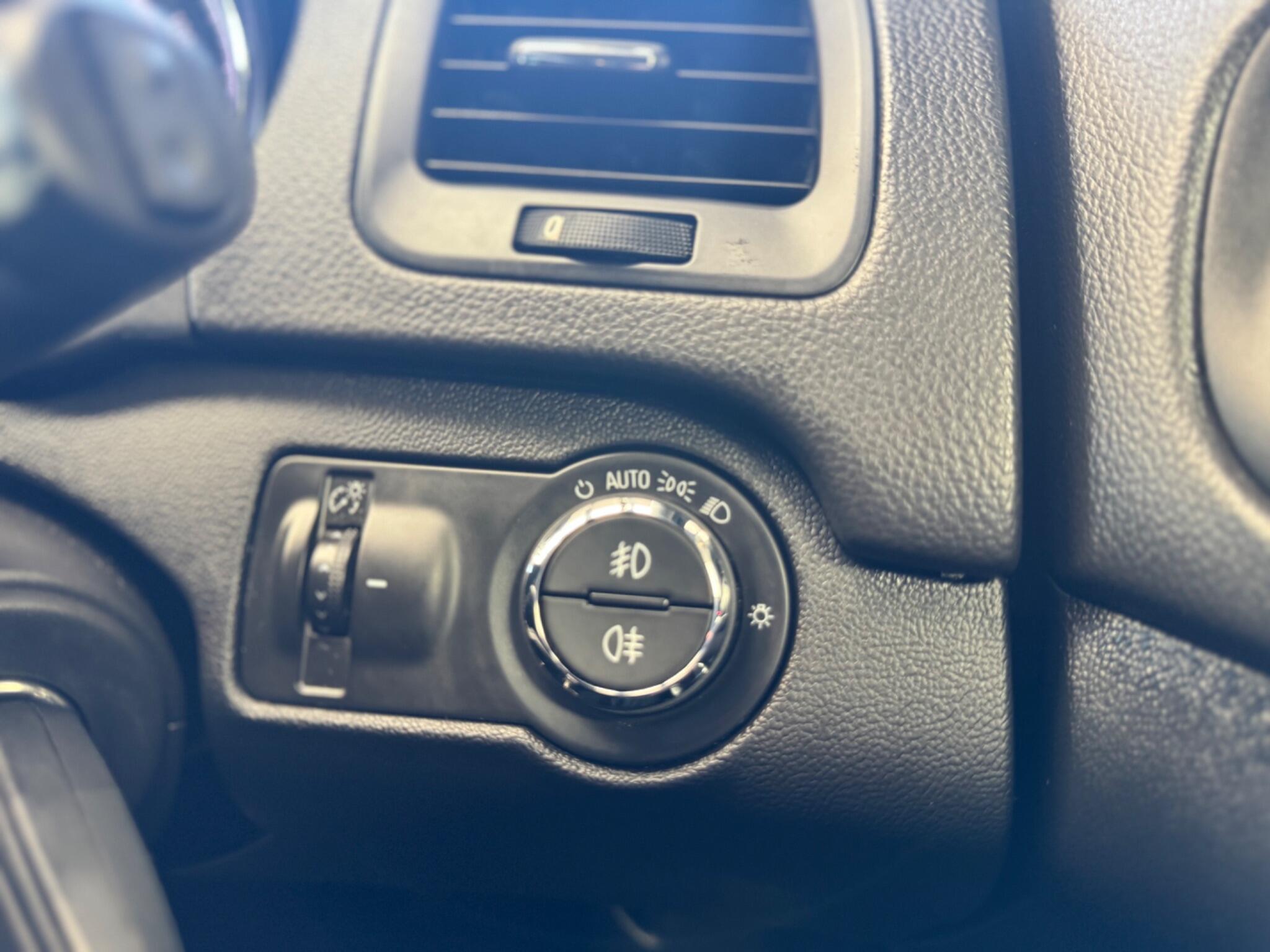 Vauxhall Insignia - Image 18