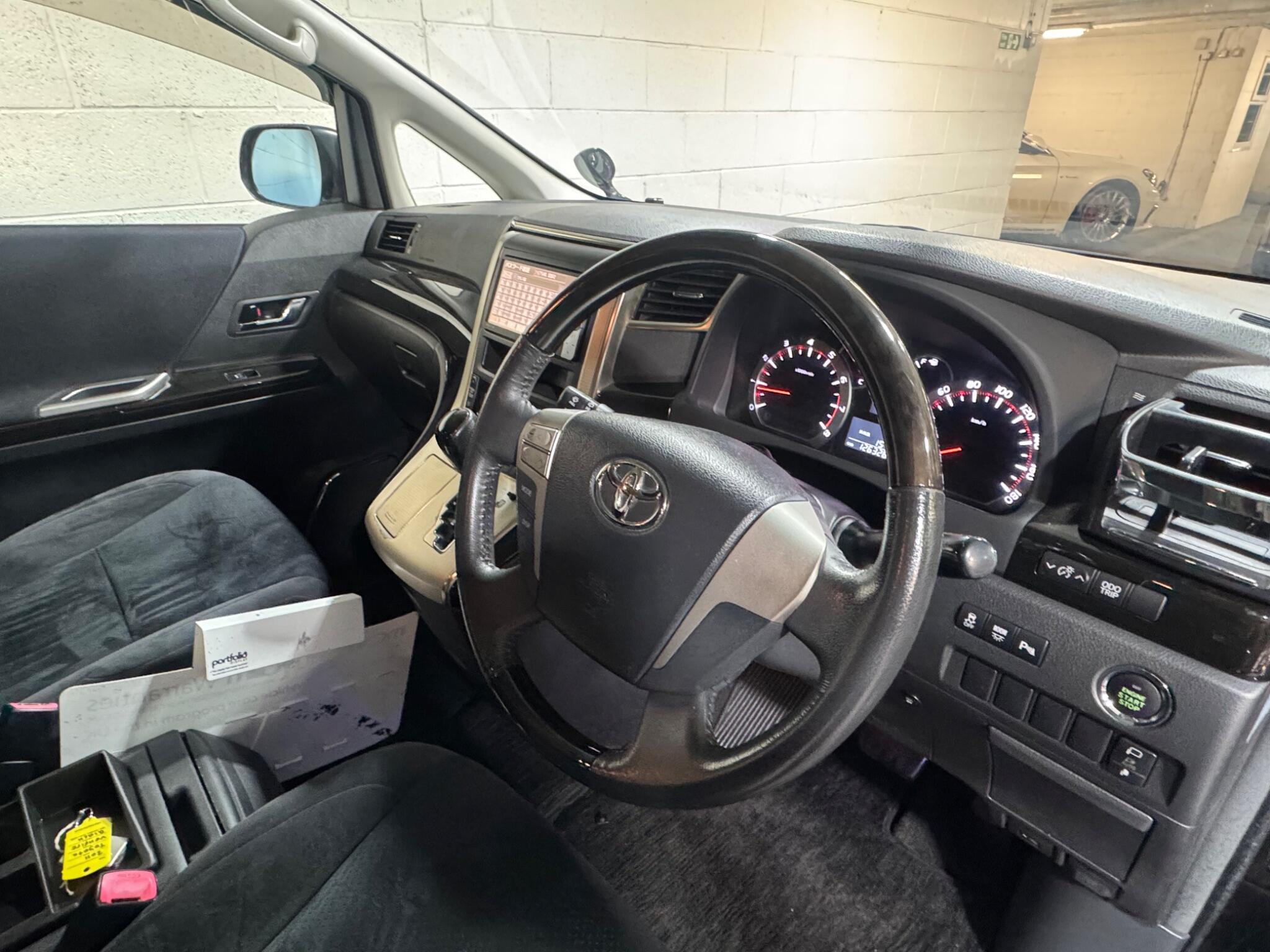 Toyota Vellfire - Image 9