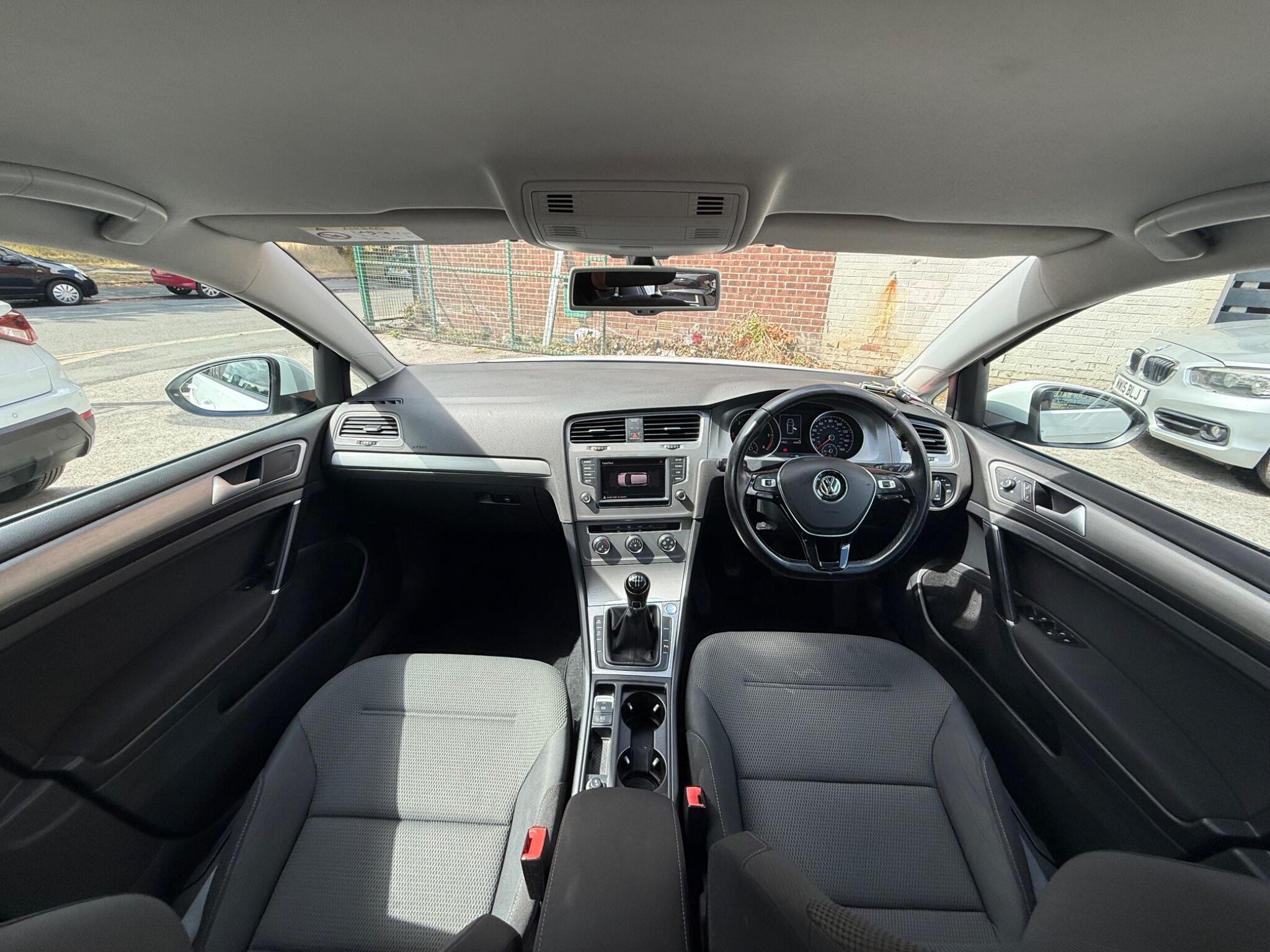 Volkswagen Golf - Image 11