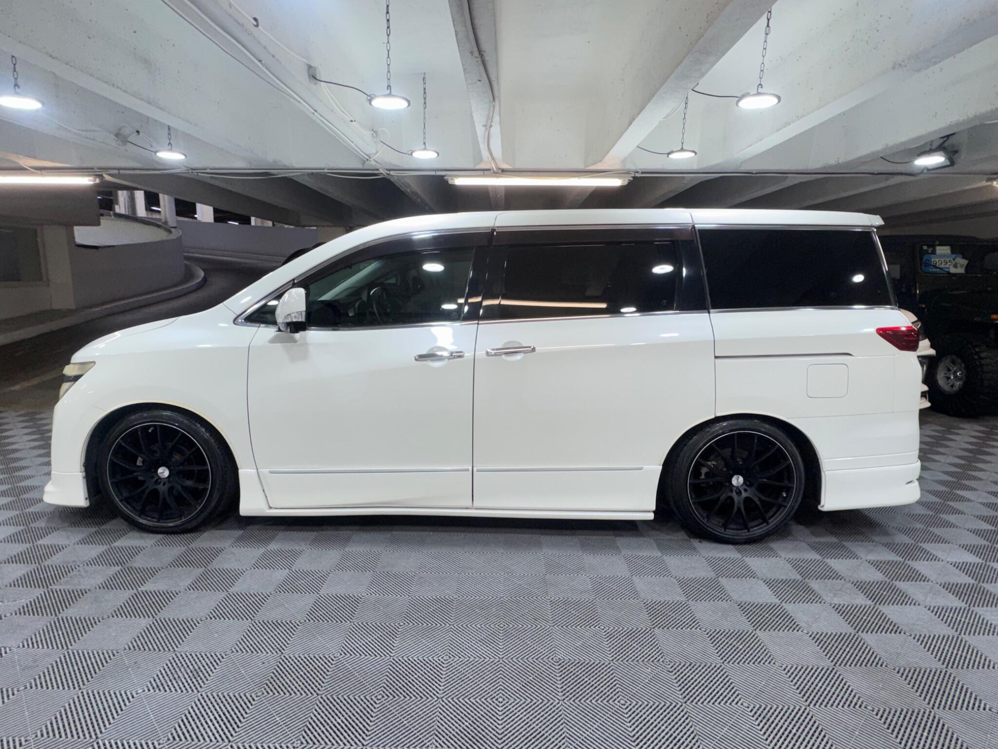 Nissan Elgrand - Image 2