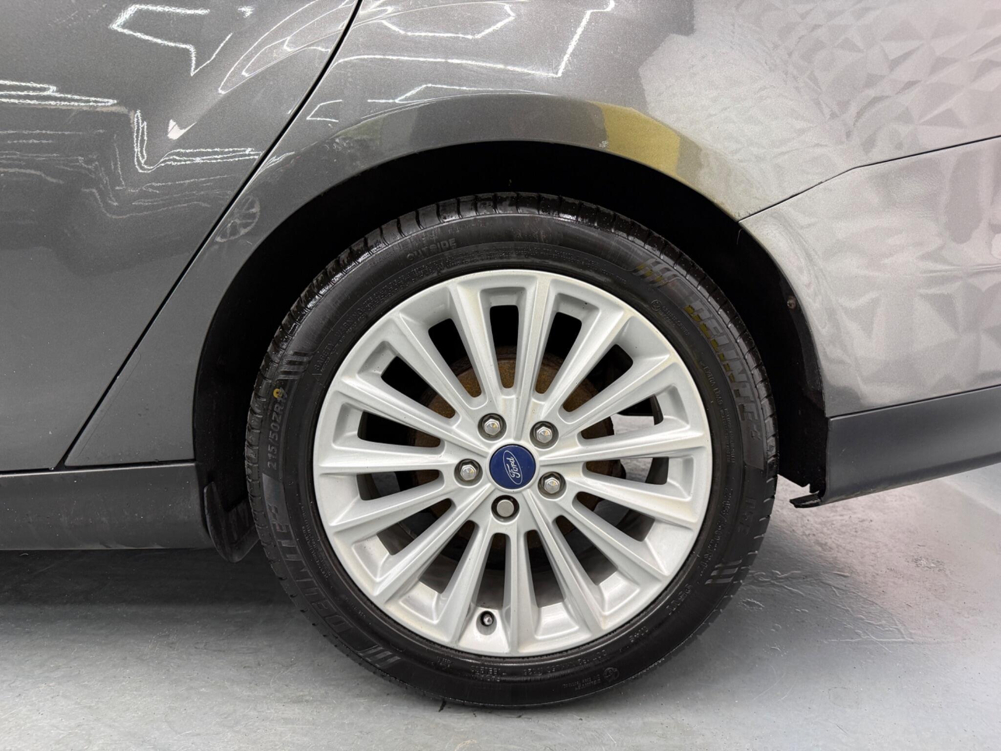 Ford Focus - Image 10