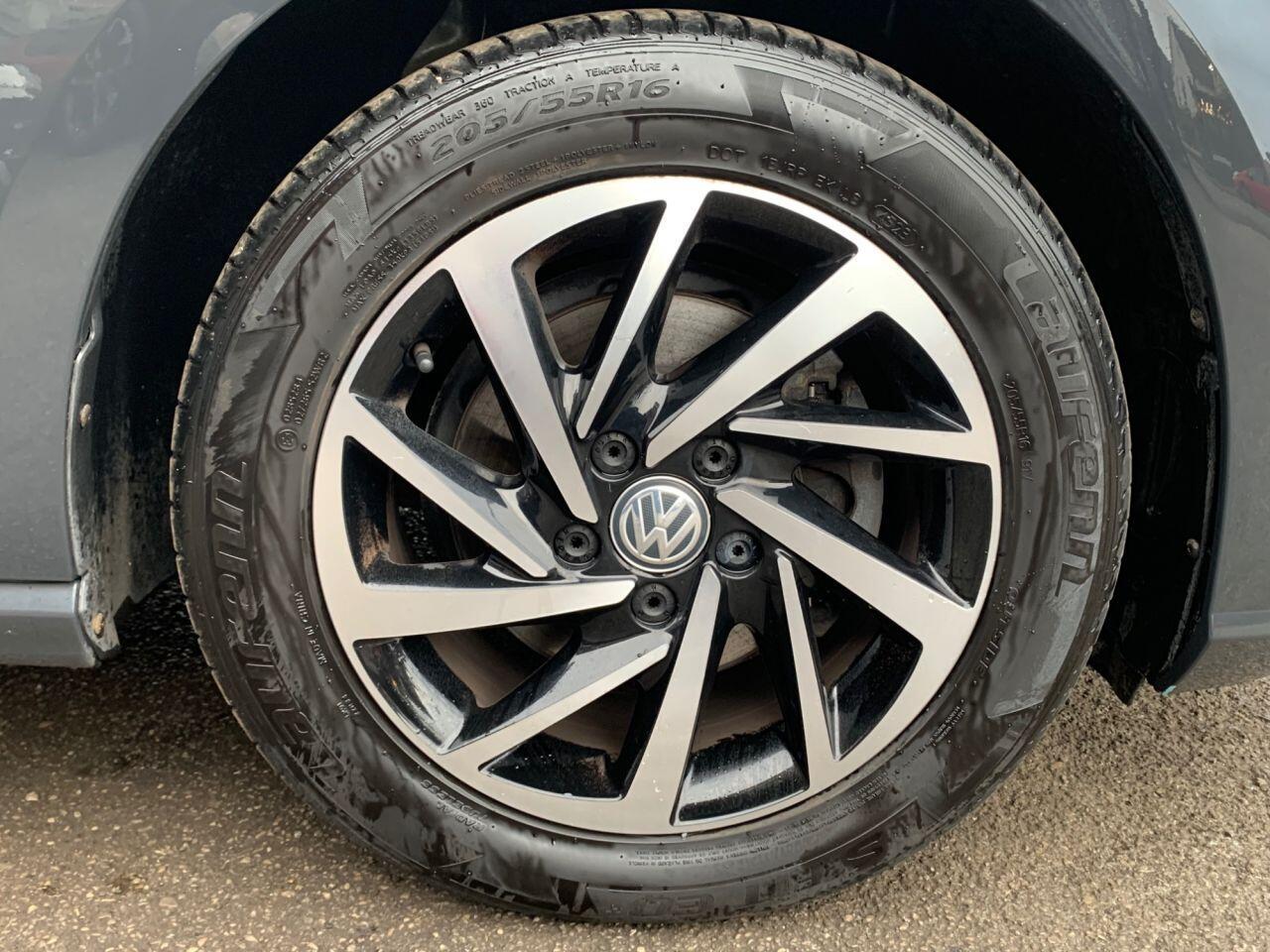 Volkswagen Golf - Image 24