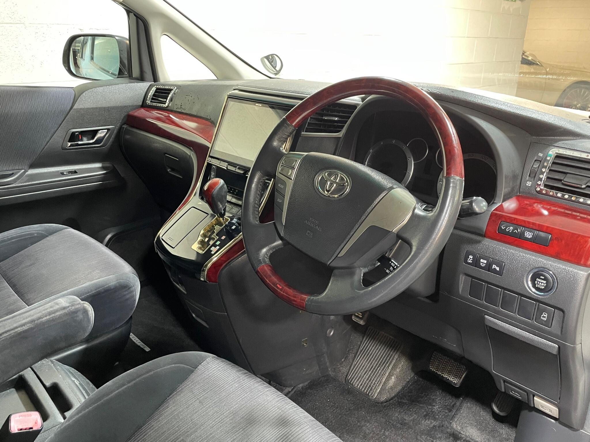 Toyota Vellfire - Image 9