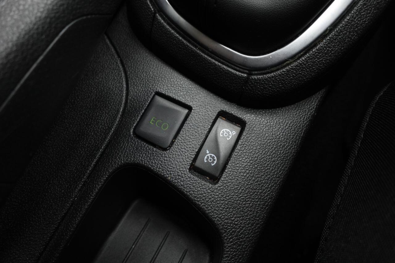 Renault Clio - Image 40