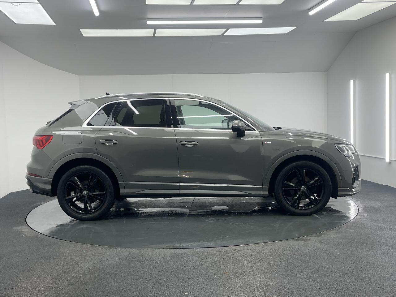 Audi Q3 - Image 13