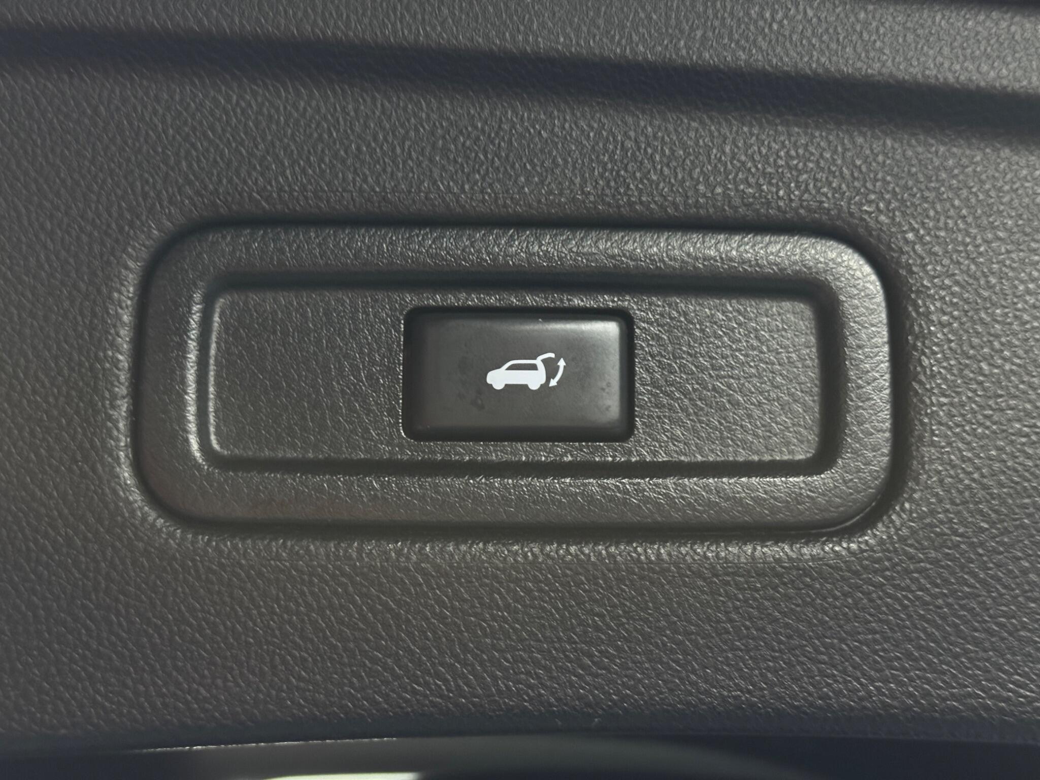 Infiniti QX70 - Image 38