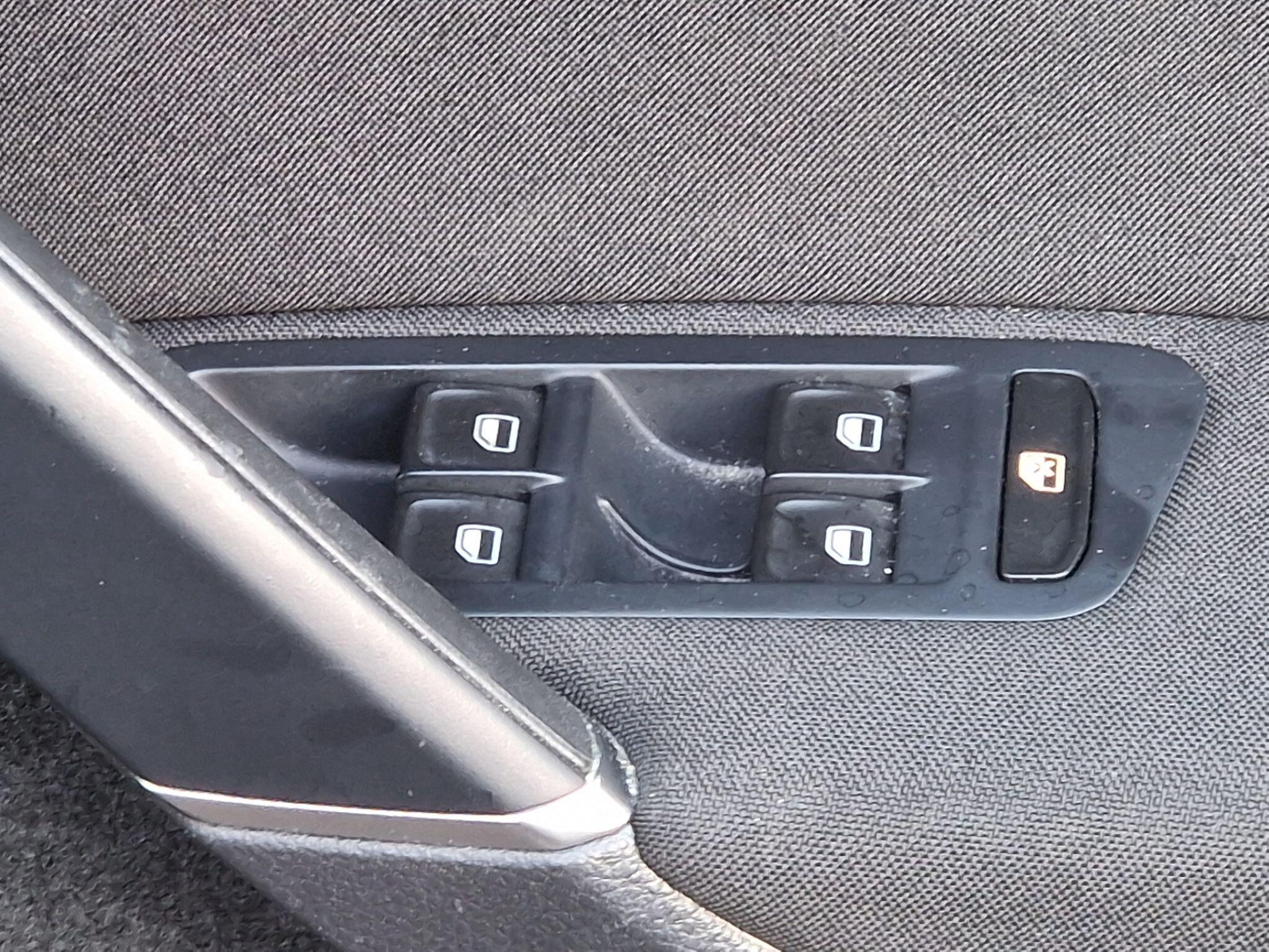 Volkswagen Golf - Image 31