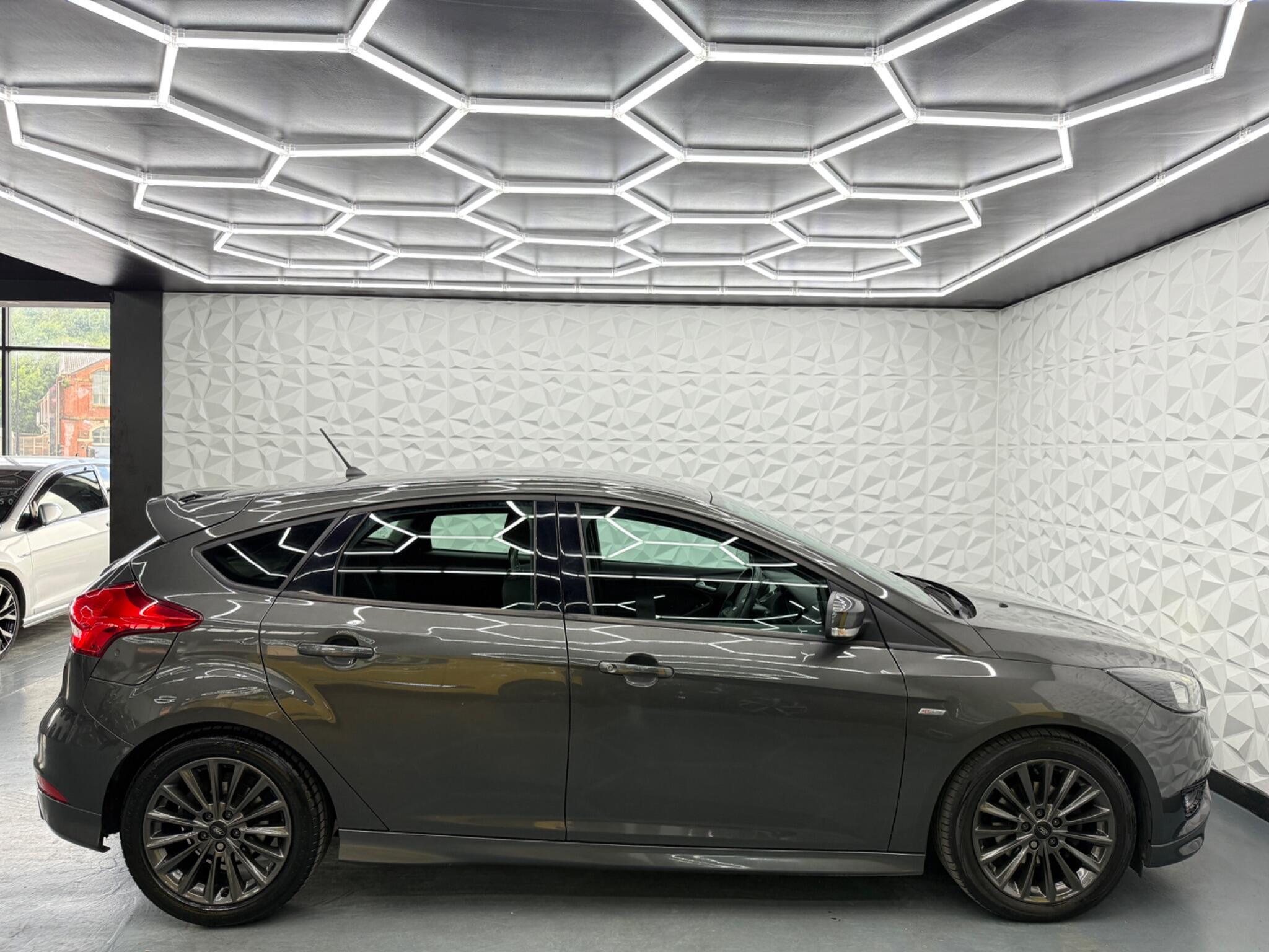 Ford Focus - Image 14