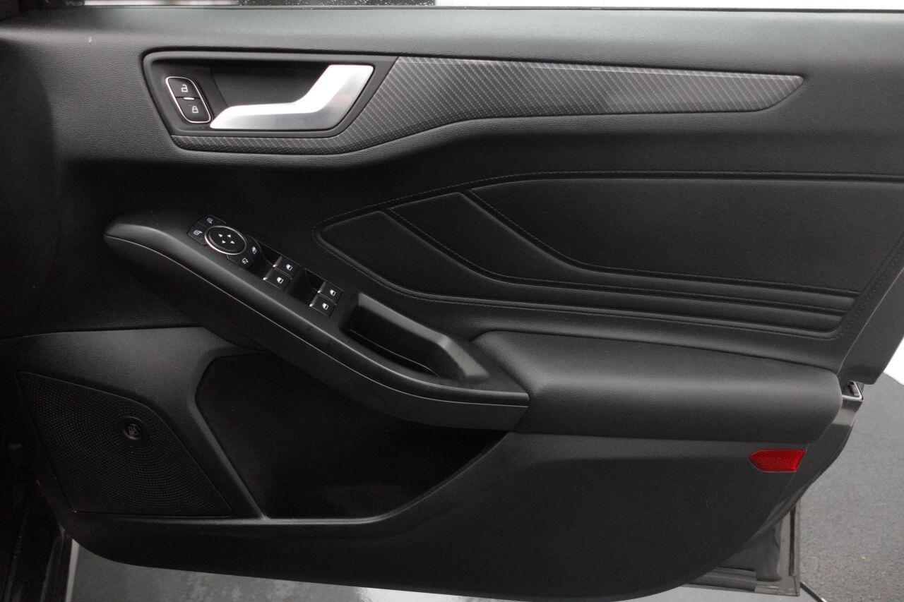 Ford Focus - Image 12