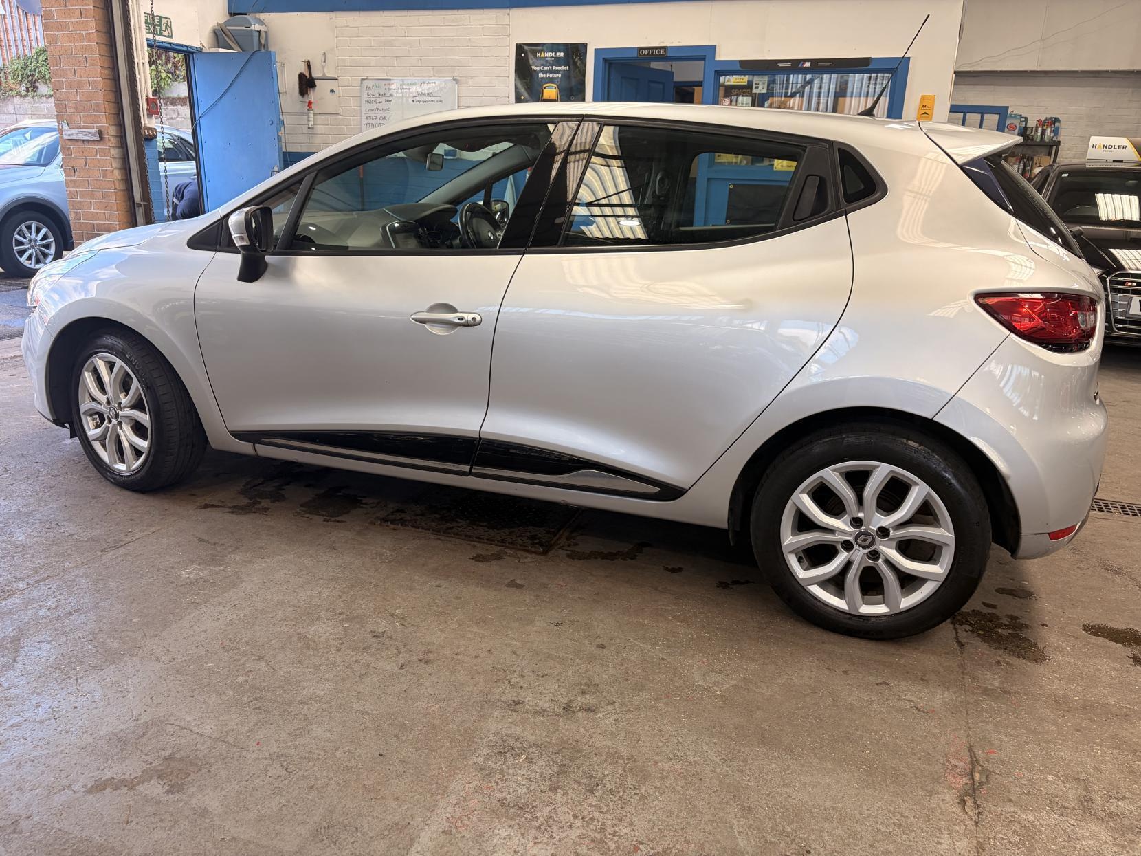 Renault Clio - Image 4