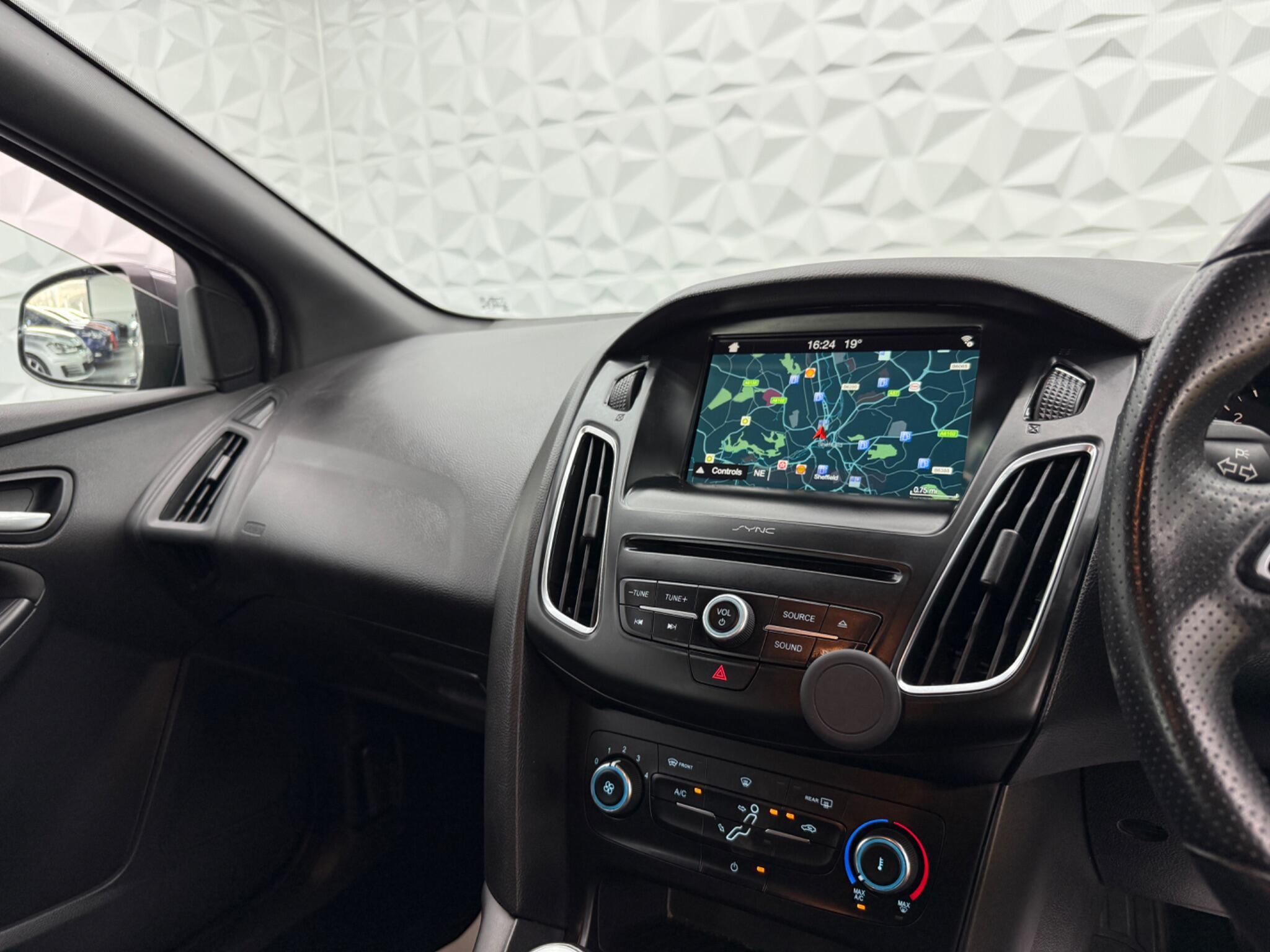 Ford Focus - Image 28