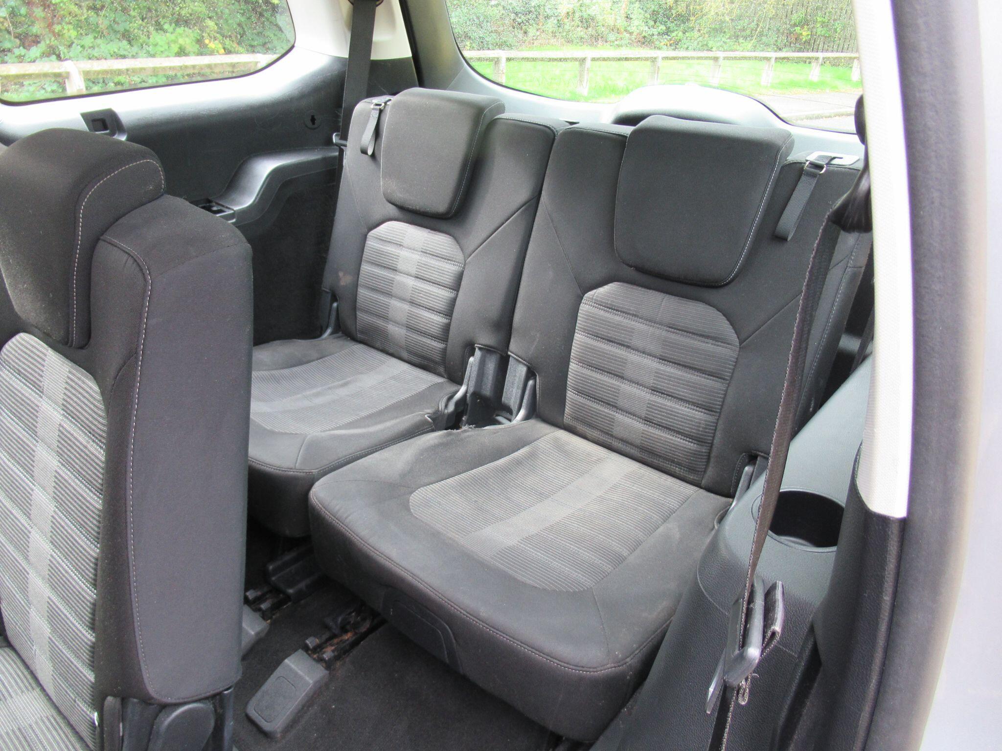 Ford Galaxy - Image 17