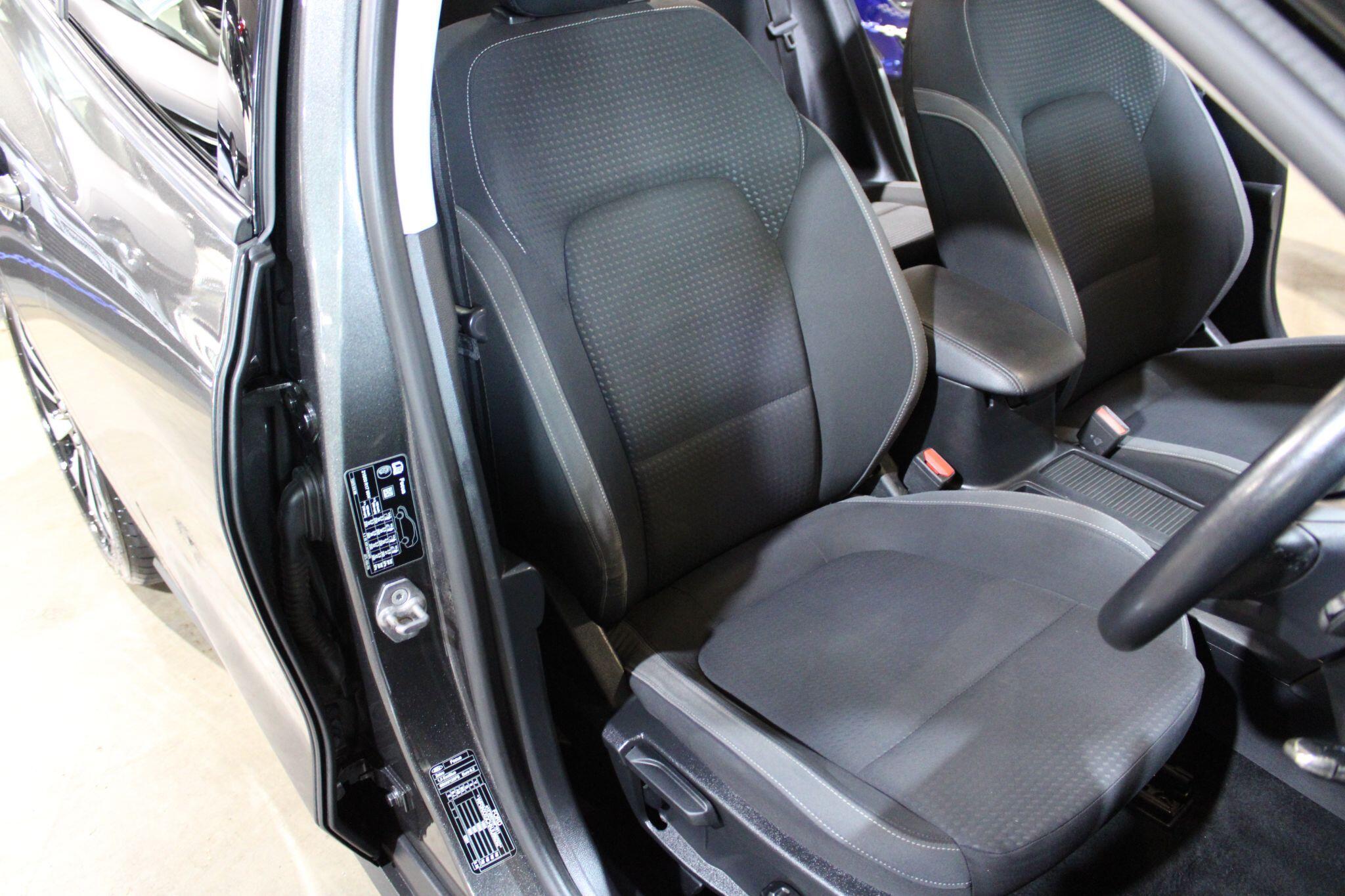 Ford Focus - Image 17
