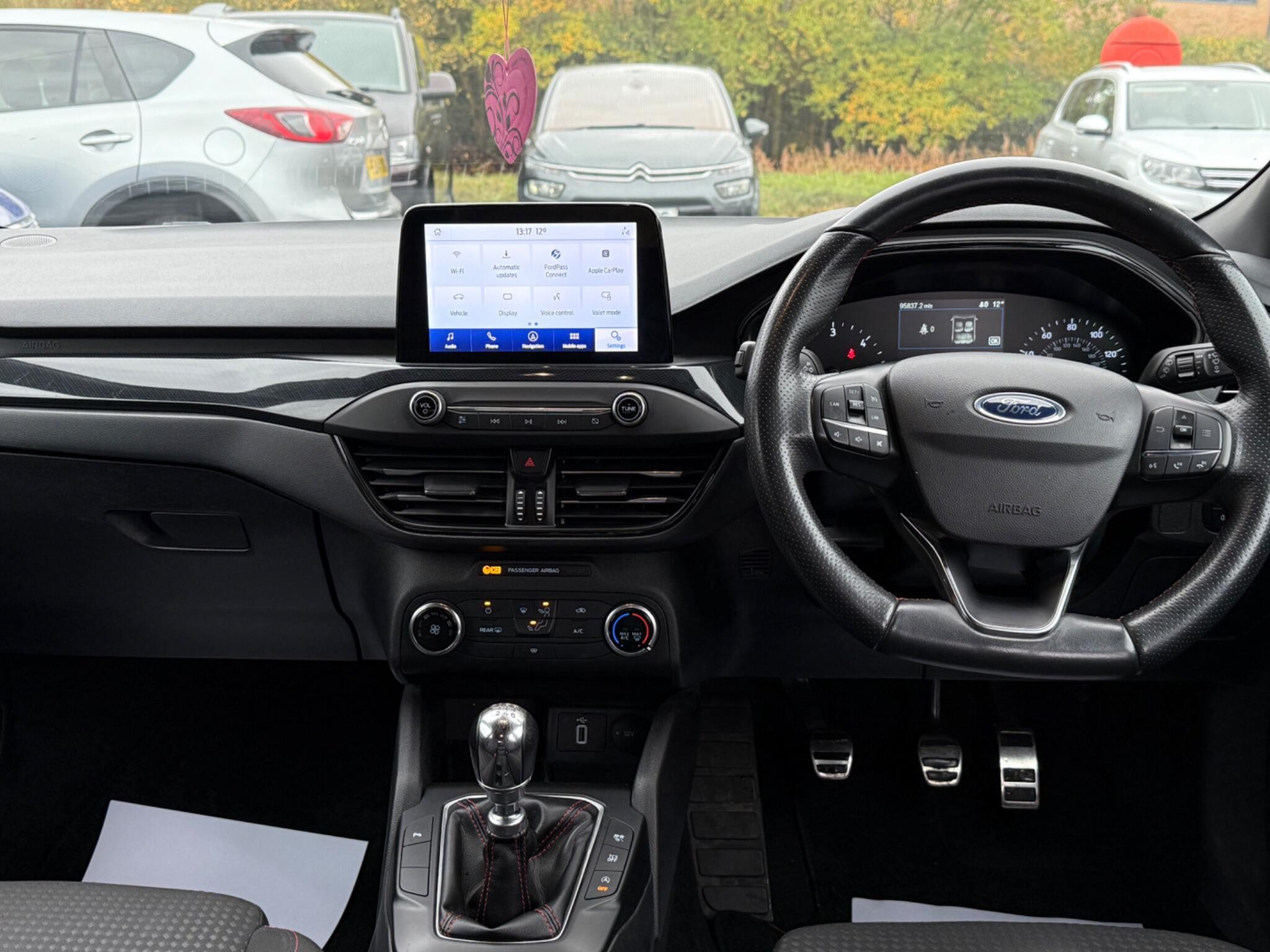 Ford Focus - Image 49