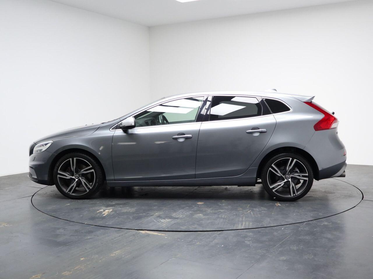Volvo V40 - Image 8