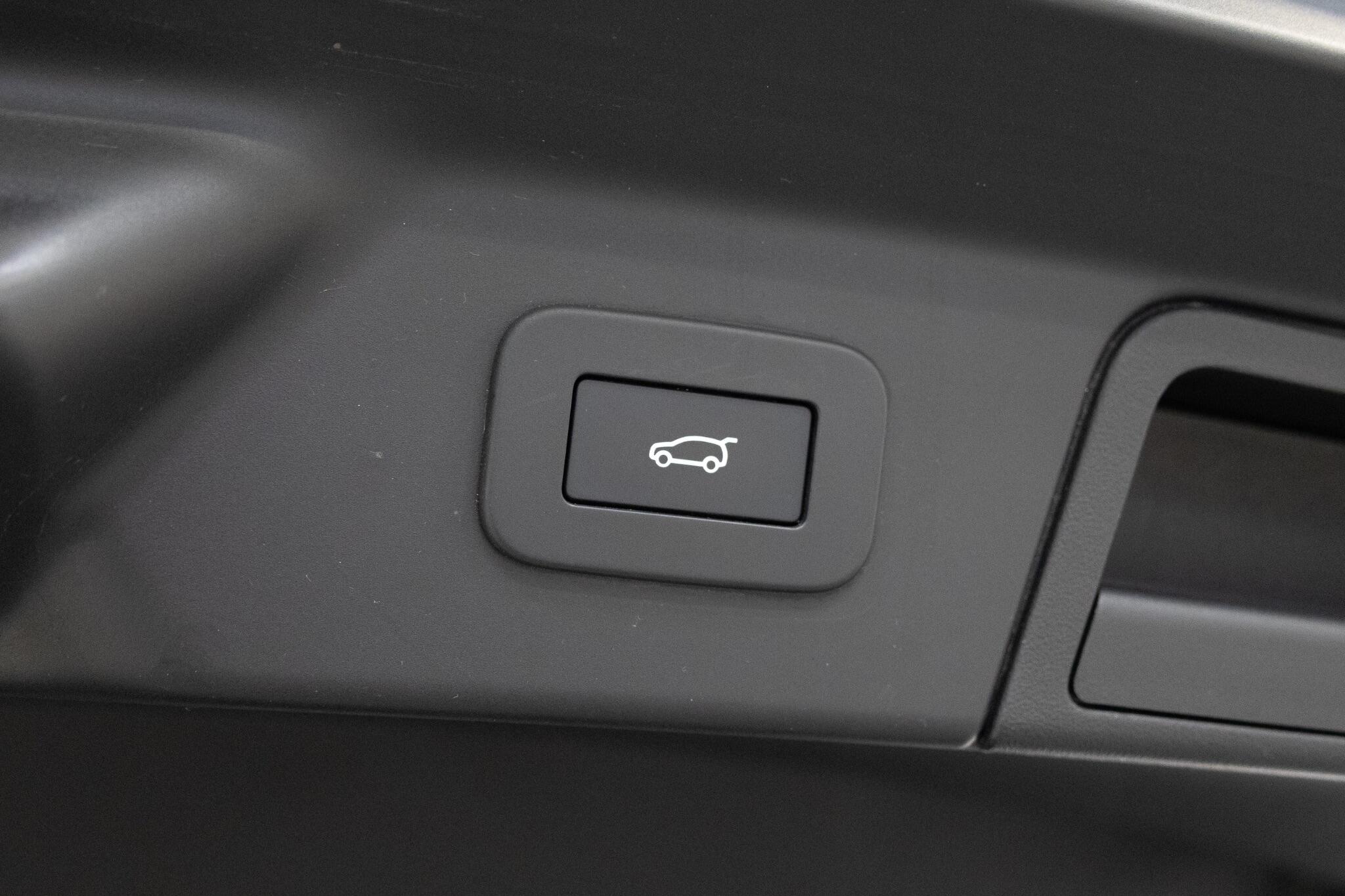 Land Rover Range Rover Velar - Image 11
