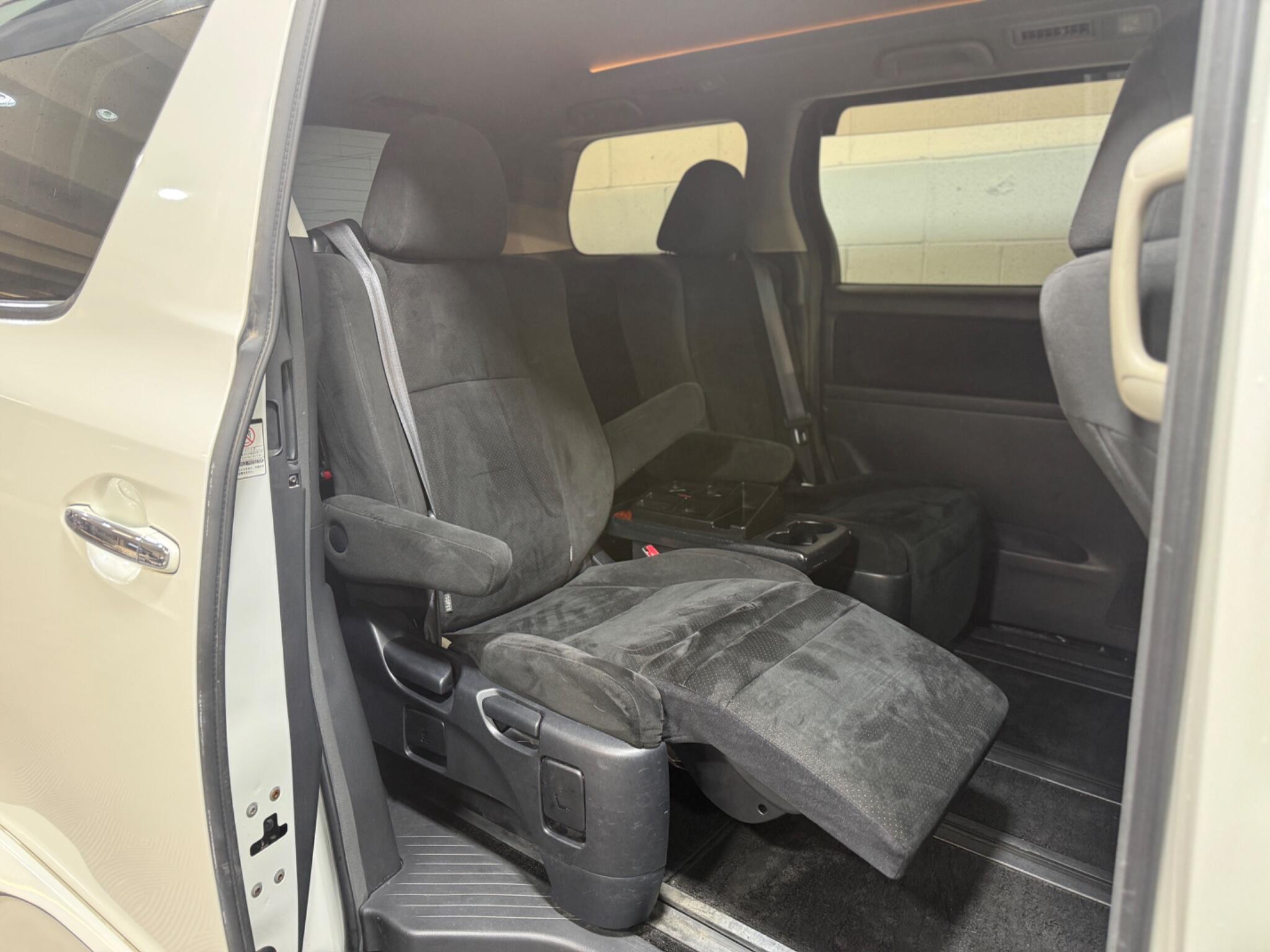 Toyota Vellfire - Image 12