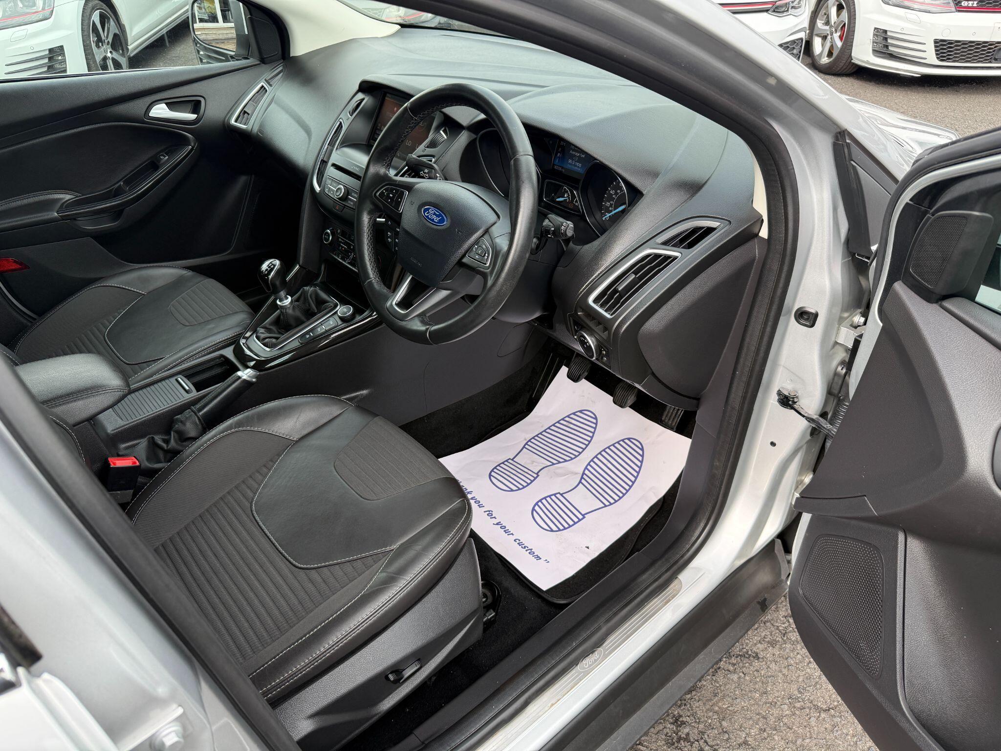 Ford Focus - Image 24