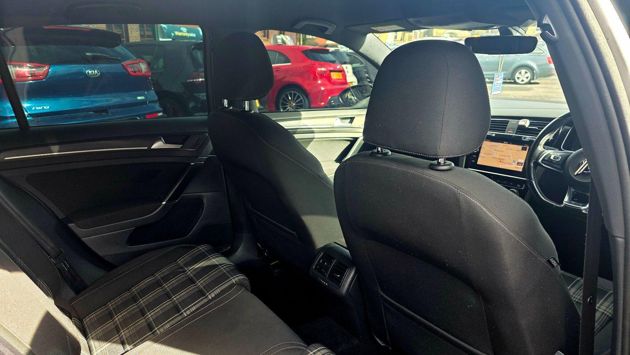 Volkswagen Golf - Image 18