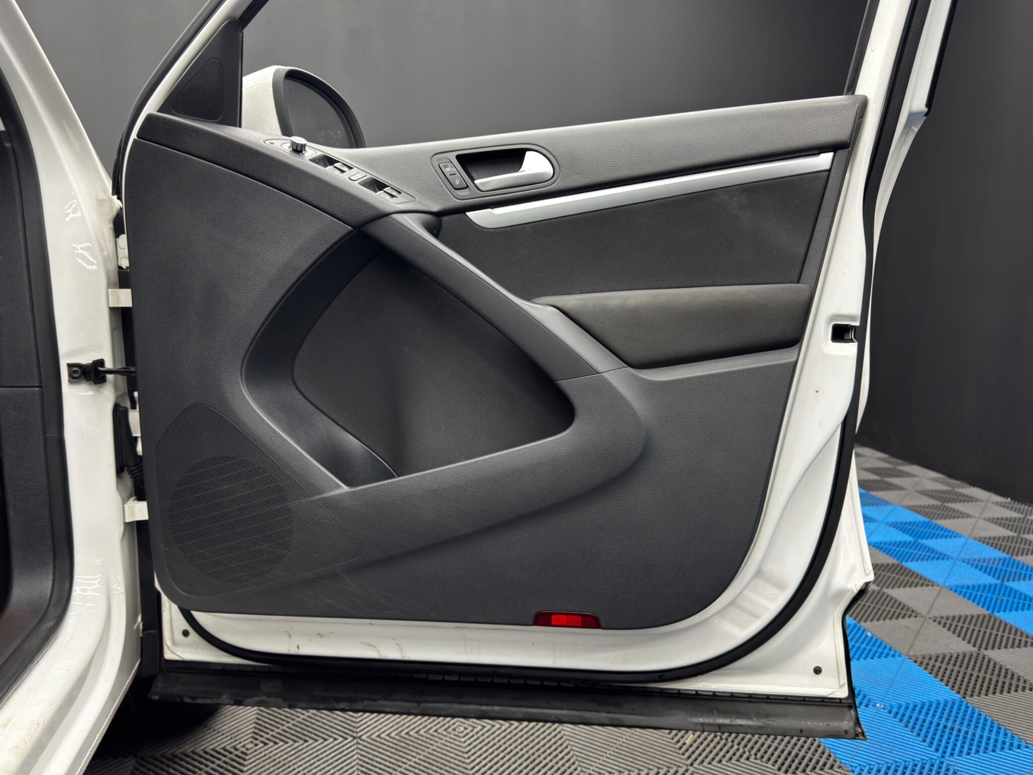 Volkswagen Tiguan - Image 36