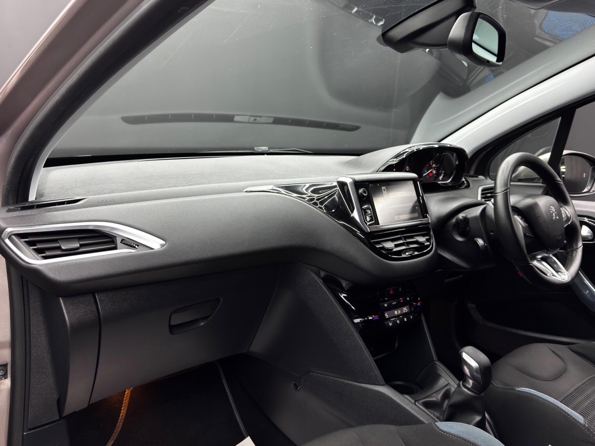 Peugeot 208 - Image 11