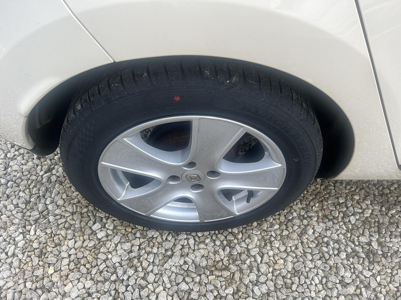 Renault Clio - Image 18
