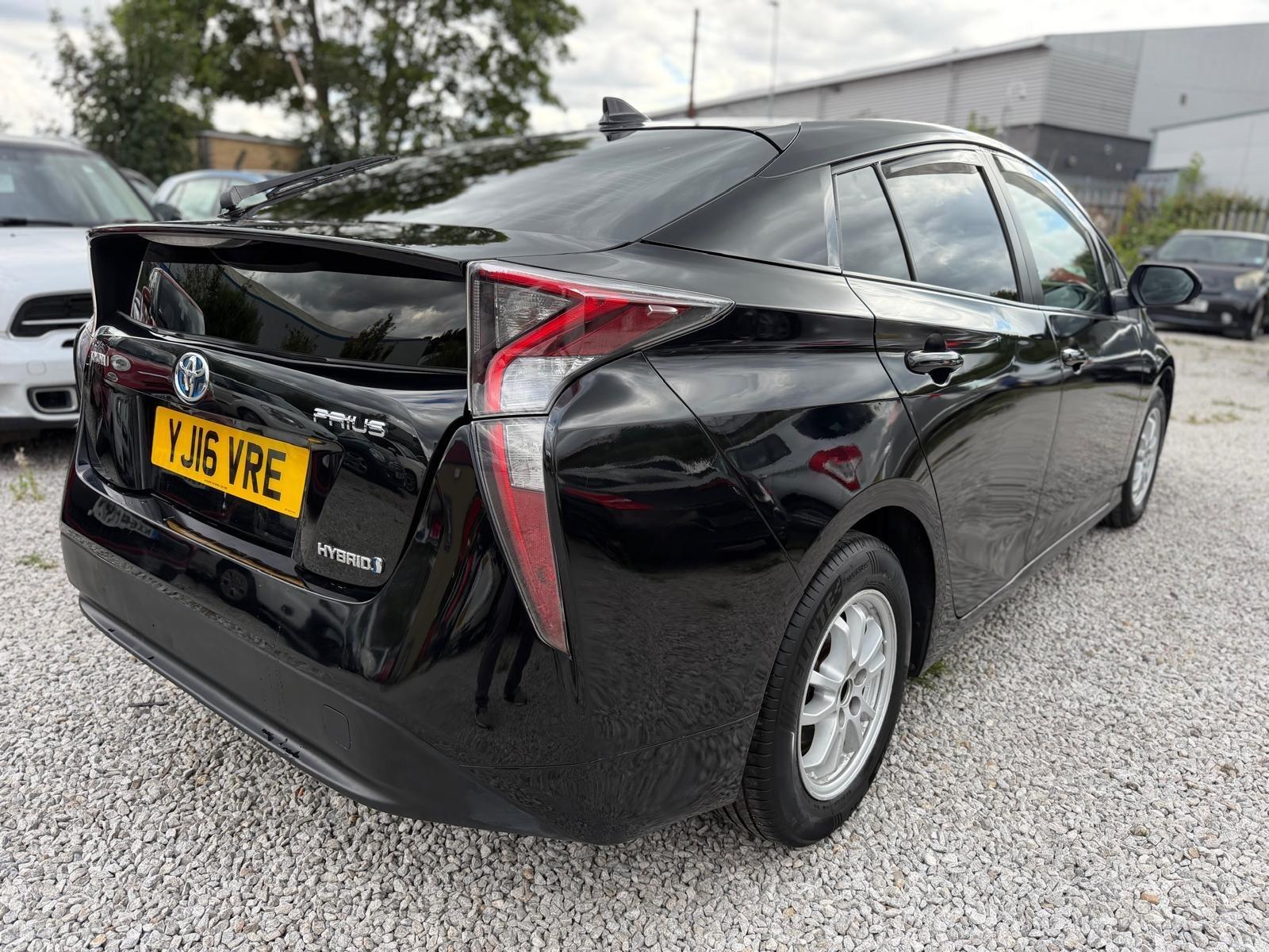 Toyota Prius - Image 8