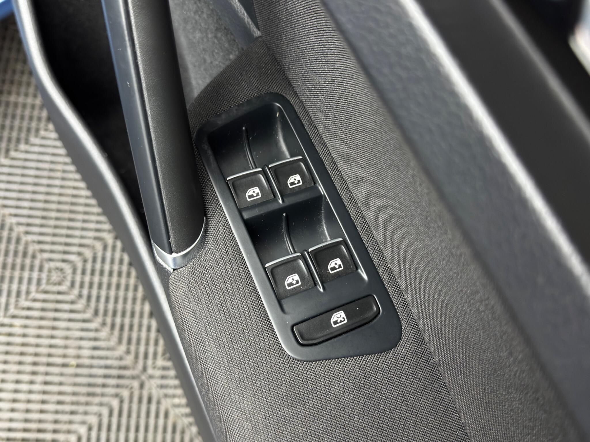 Volkswagen Golf - Image 41