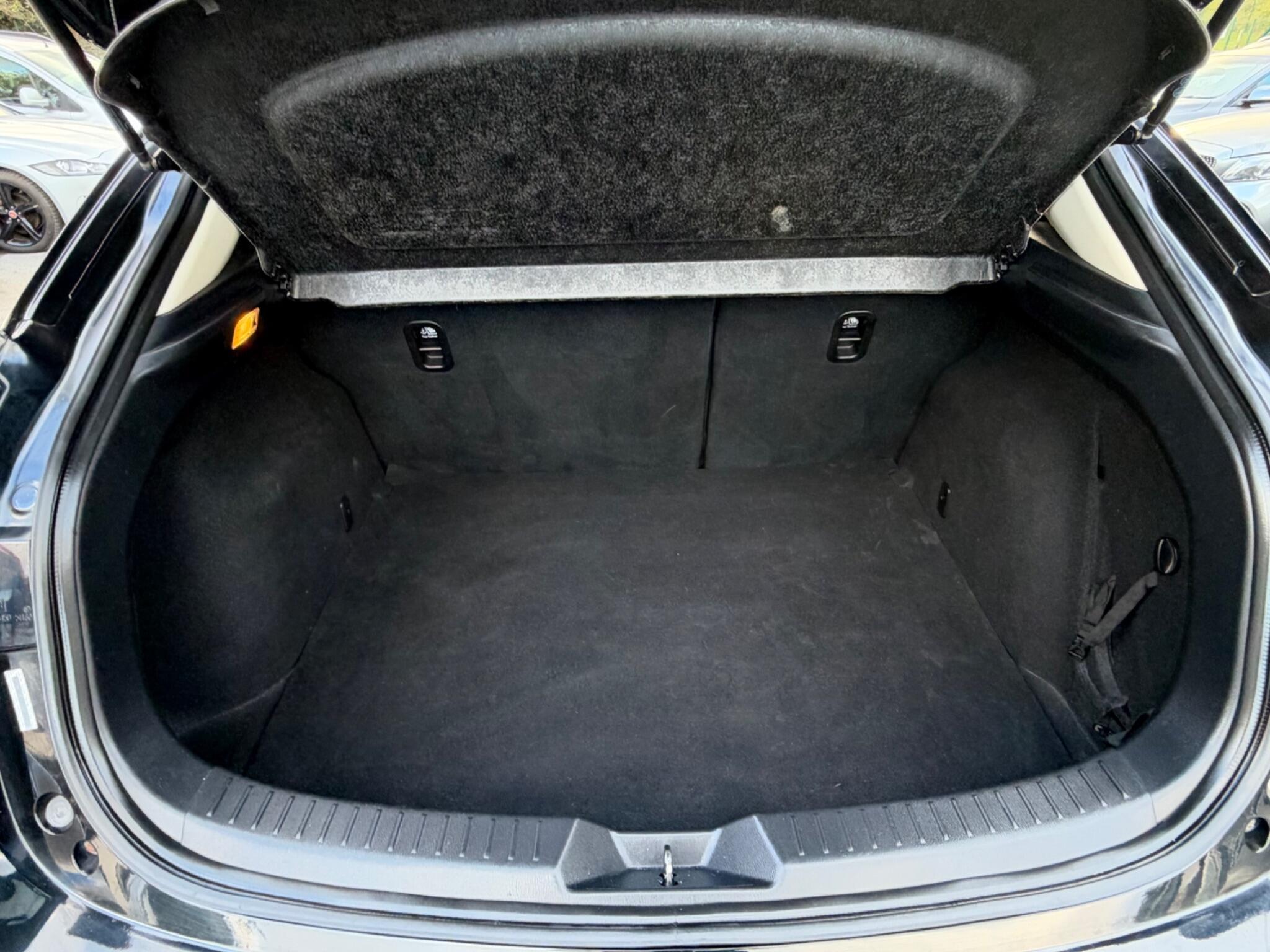 Mazda MAZDA3 - Image 9