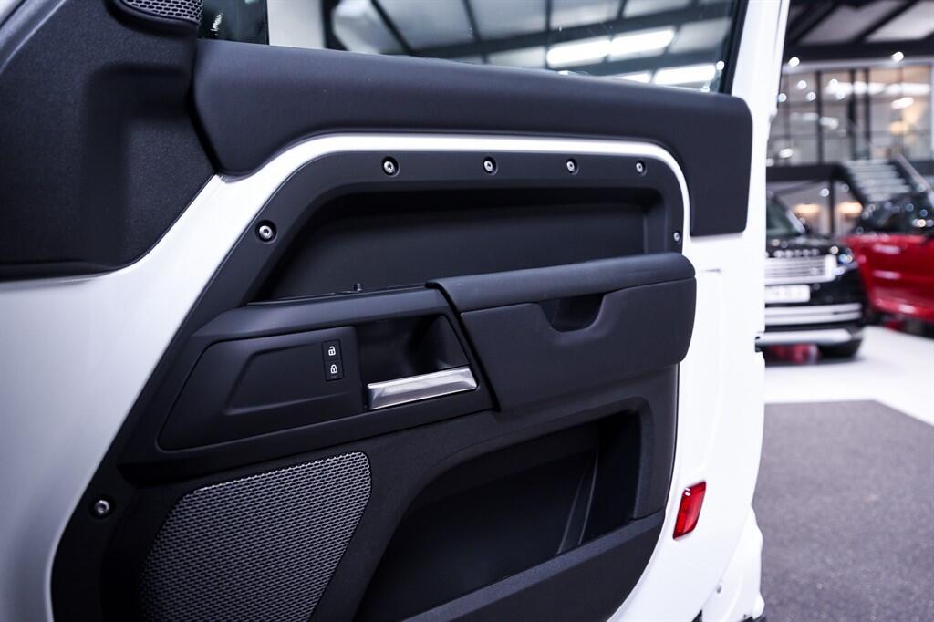 Land Rover Defender 90 - Image 34