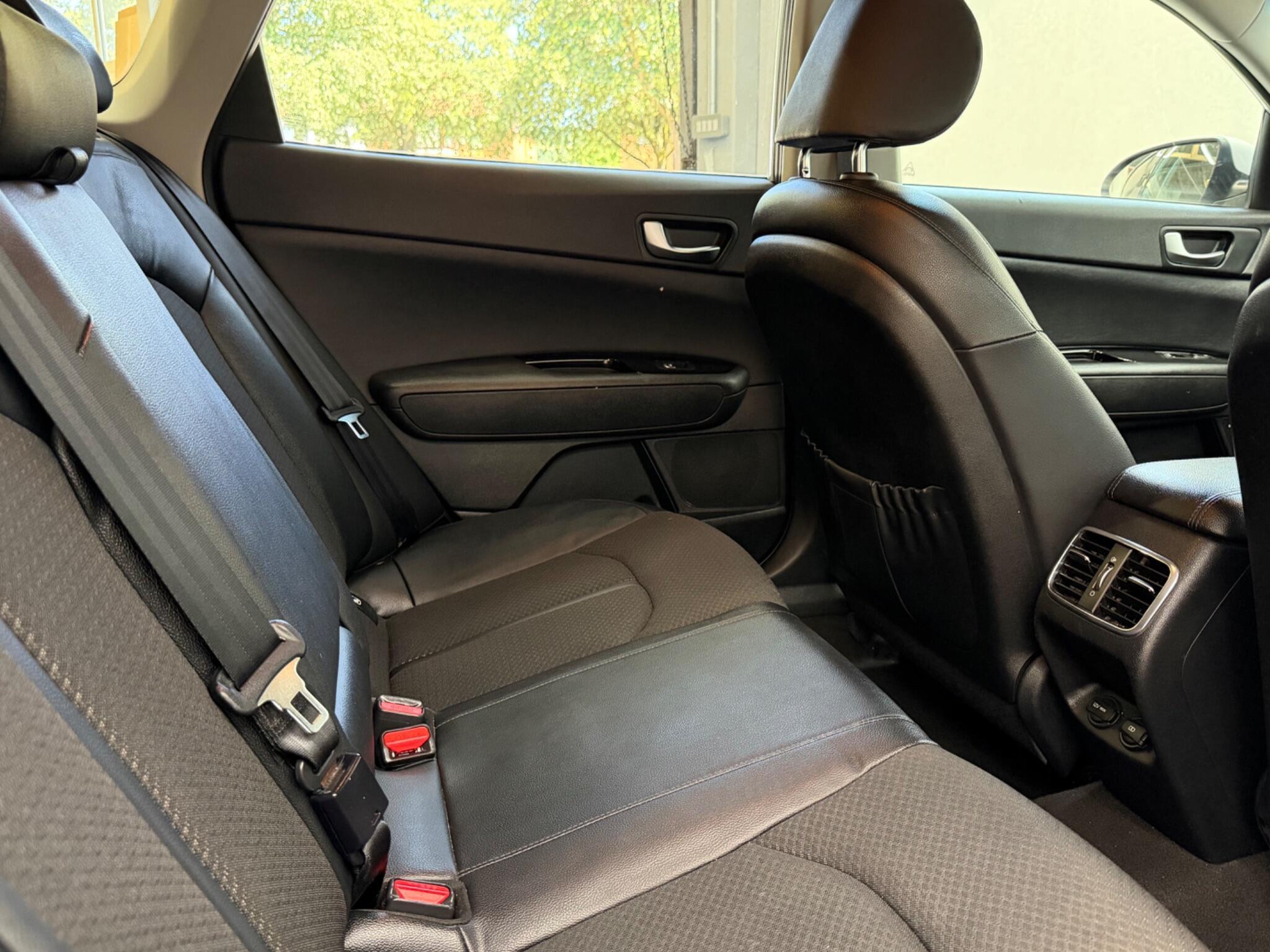 Kia Optima - Image 14