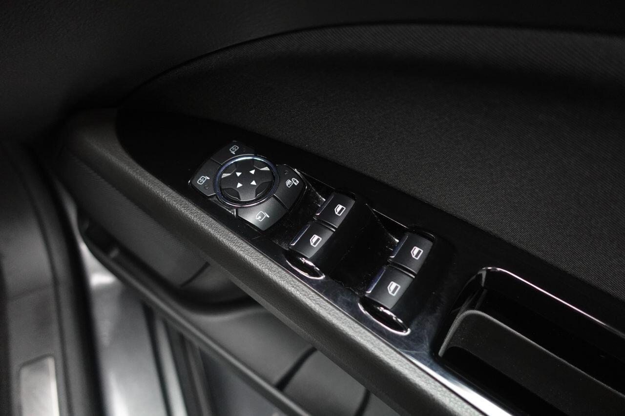 Ford Mondeo - Image 27