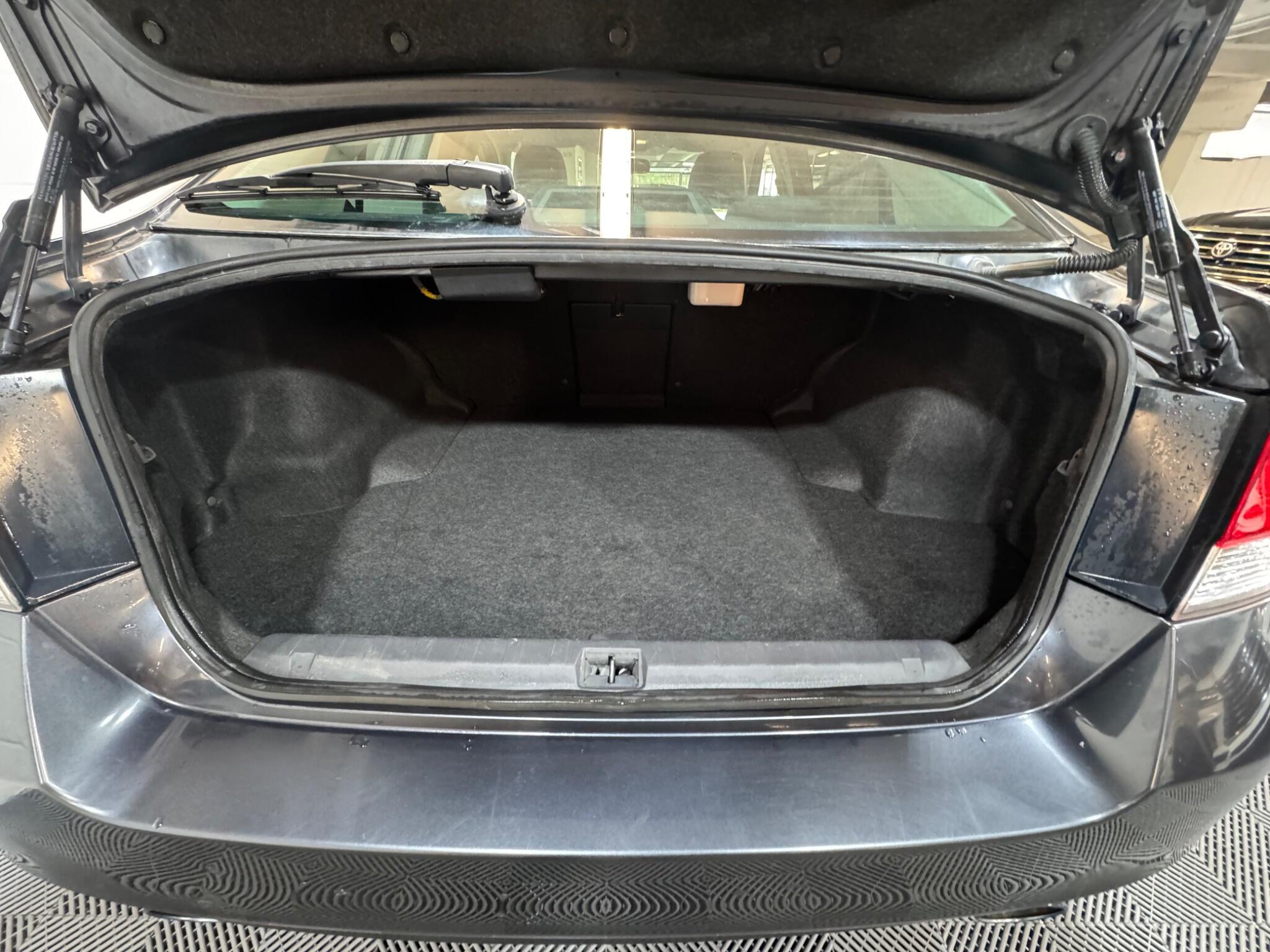 Subaru Legacy - Image 12